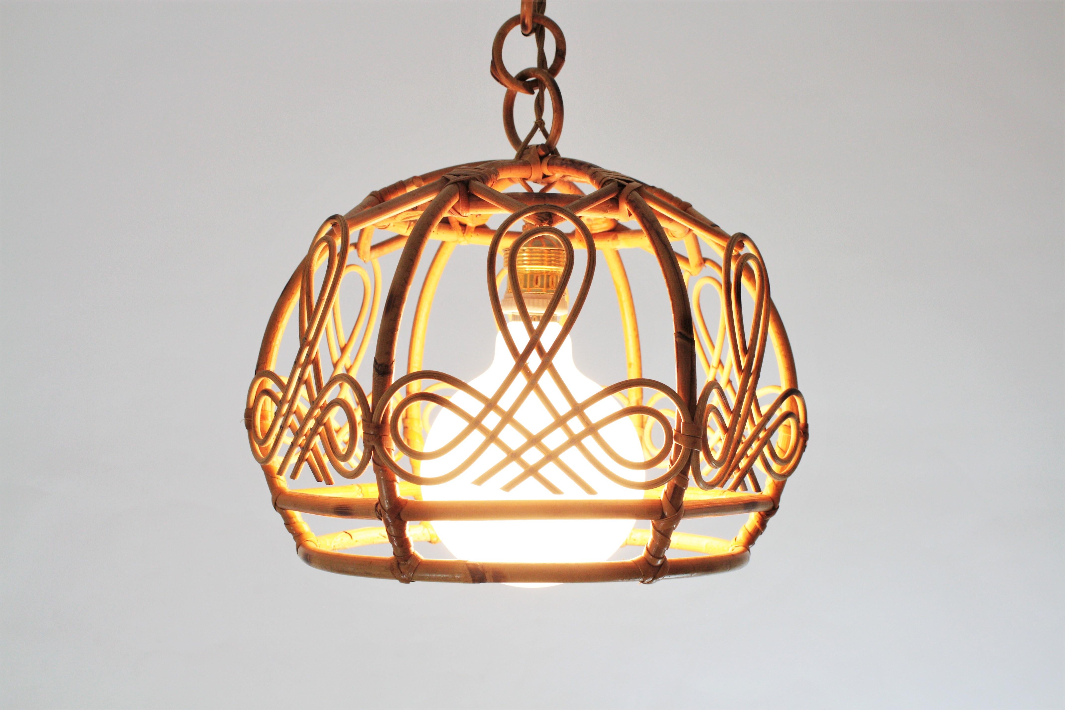 Lampe suspendue/lanterne moderne française en rotin, années 1960 en vente 4