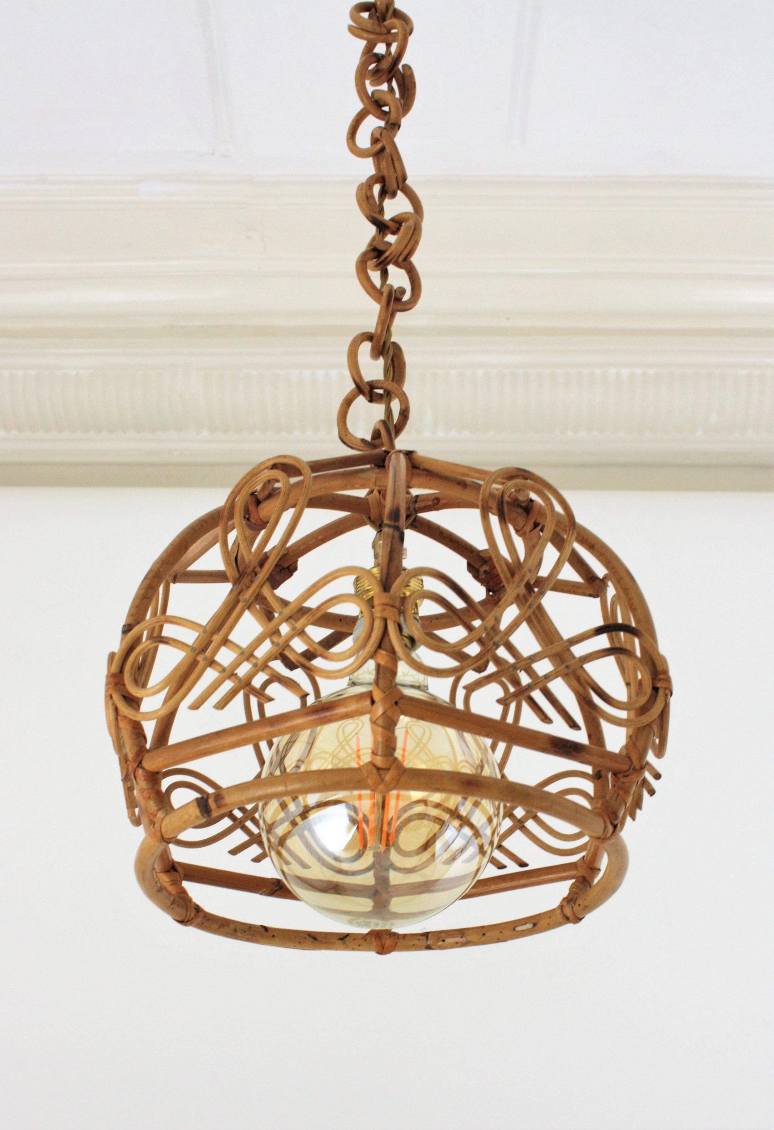 Mid-Century Modern bamboo and rattan bell shaped pendant or lantern accented by Oriental Details, France, 1960s.
This handcrafted ceiling lamp features a bamboo bell shaped shade with chinoiserie decorations hanging from a chain with round rattan /