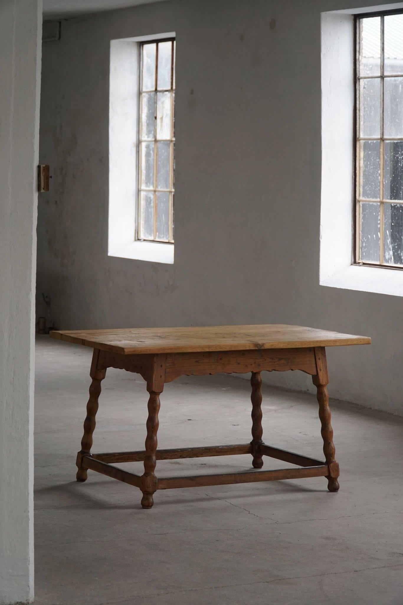 Gran mesa de trabajo/comedor rectangular de estilo rústico moderno en pino macizo. Hecho a mano por un ebanista francés a principios del siglo XX. Esta mesa tiene una fuerte impresión, bonitas patas curvas gruesas y espigas visibles que muestran una