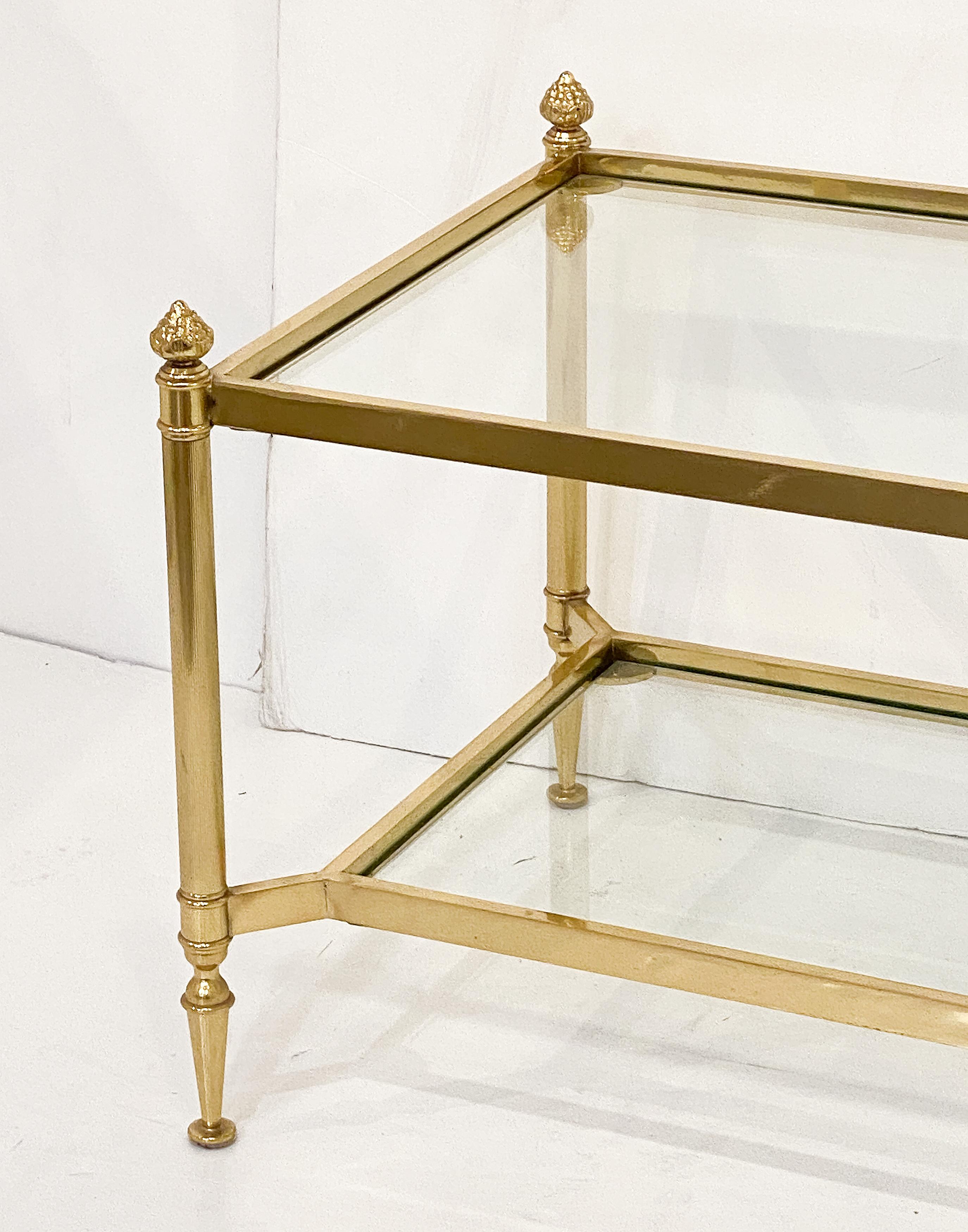 Tables basses rectangulaires modernes françaises en laiton et verre - Deux disponibles en vente 3