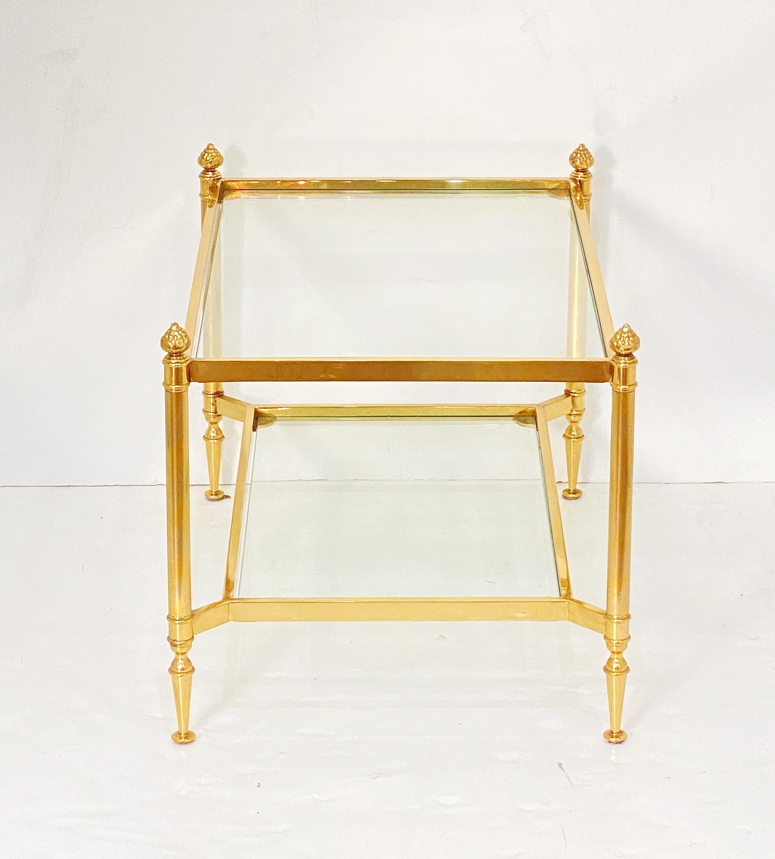 Tables basses rectangulaires modernes françaises en laiton et verre - Deux disponibles en vente 4