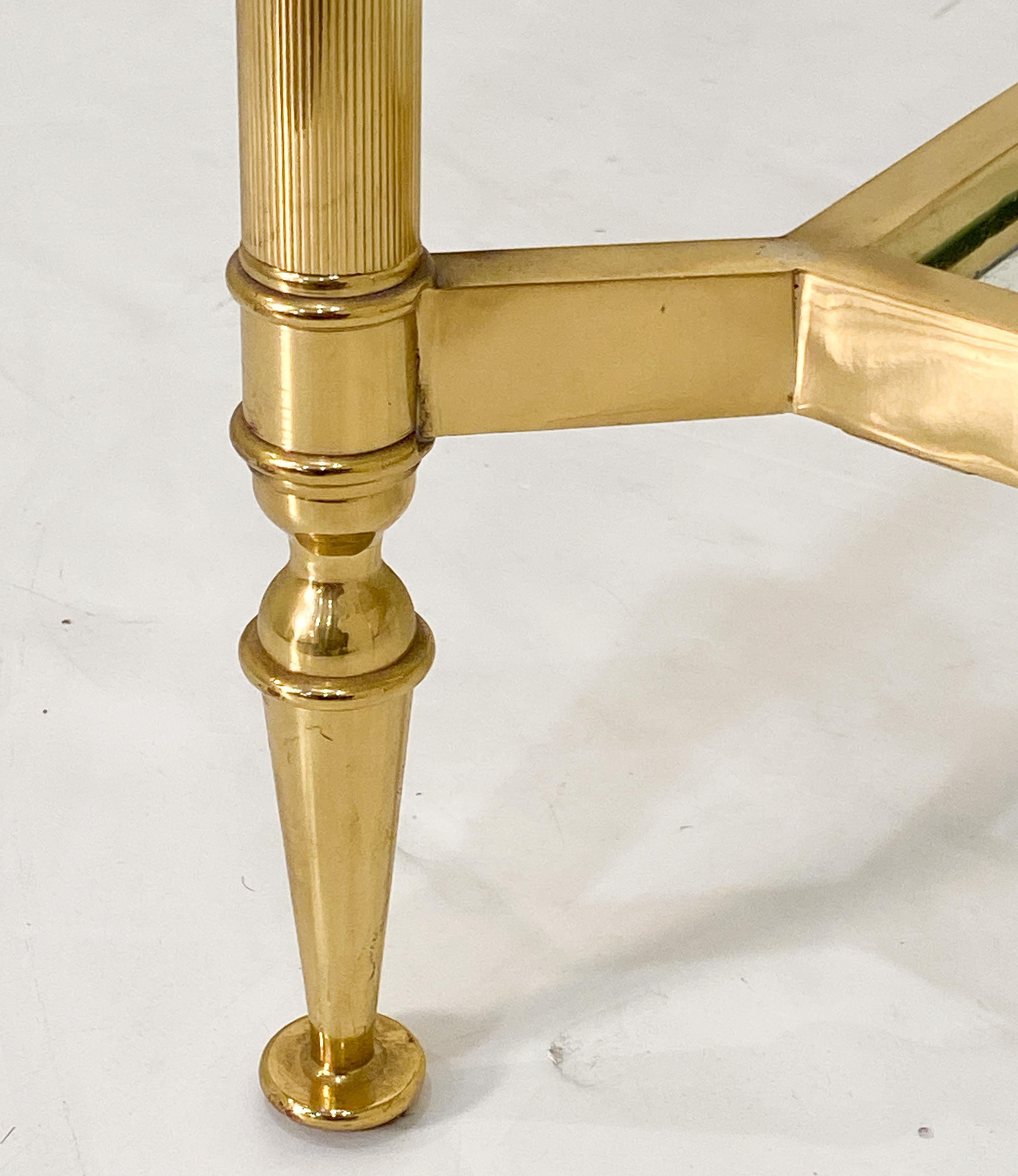 Tables basses rectangulaires modernes françaises en laiton et verre - Deux disponibles en vente 5