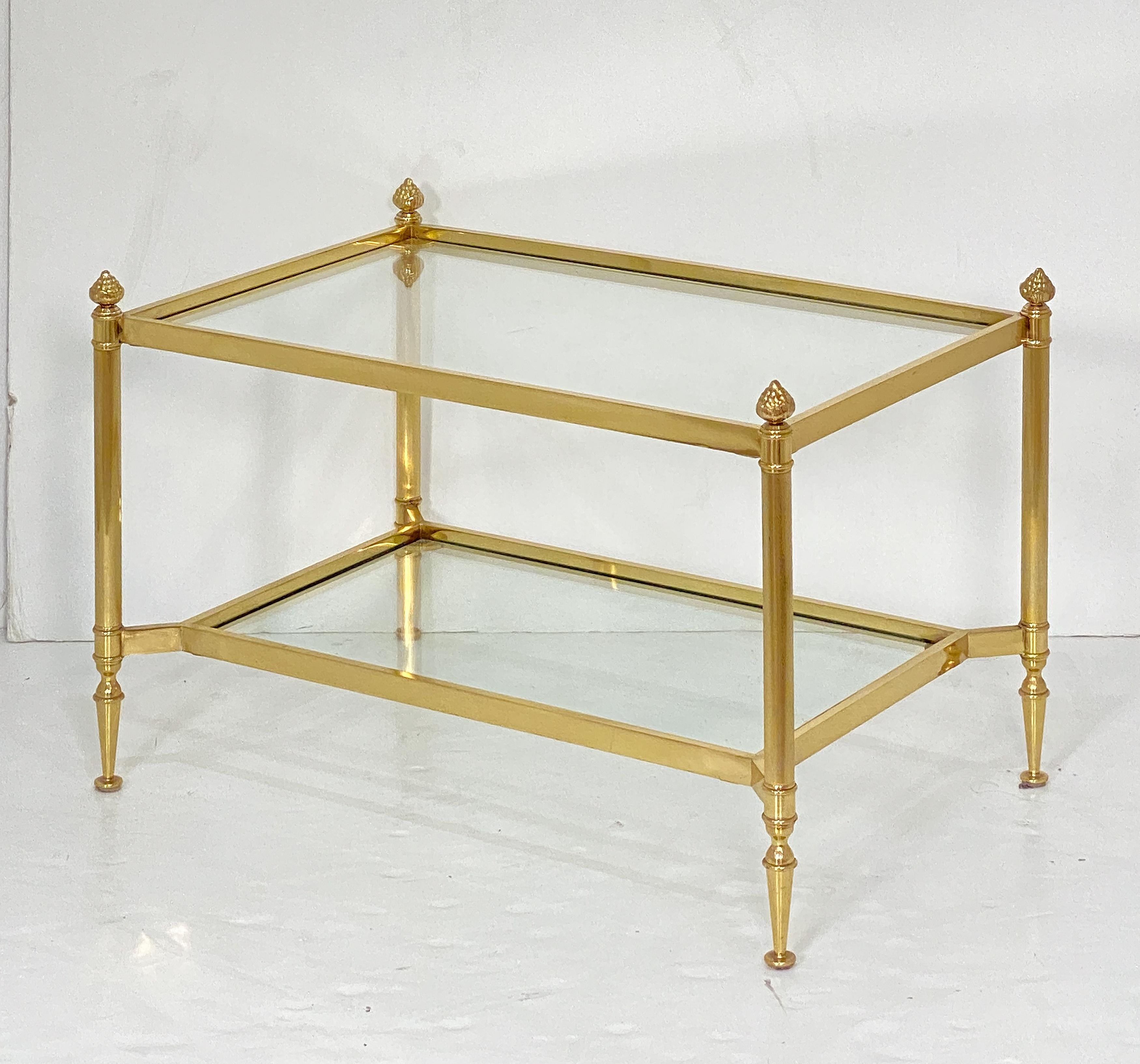 Moderne Tables basses rectangulaires modernes françaises en laiton et verre - Deux disponibles en vente