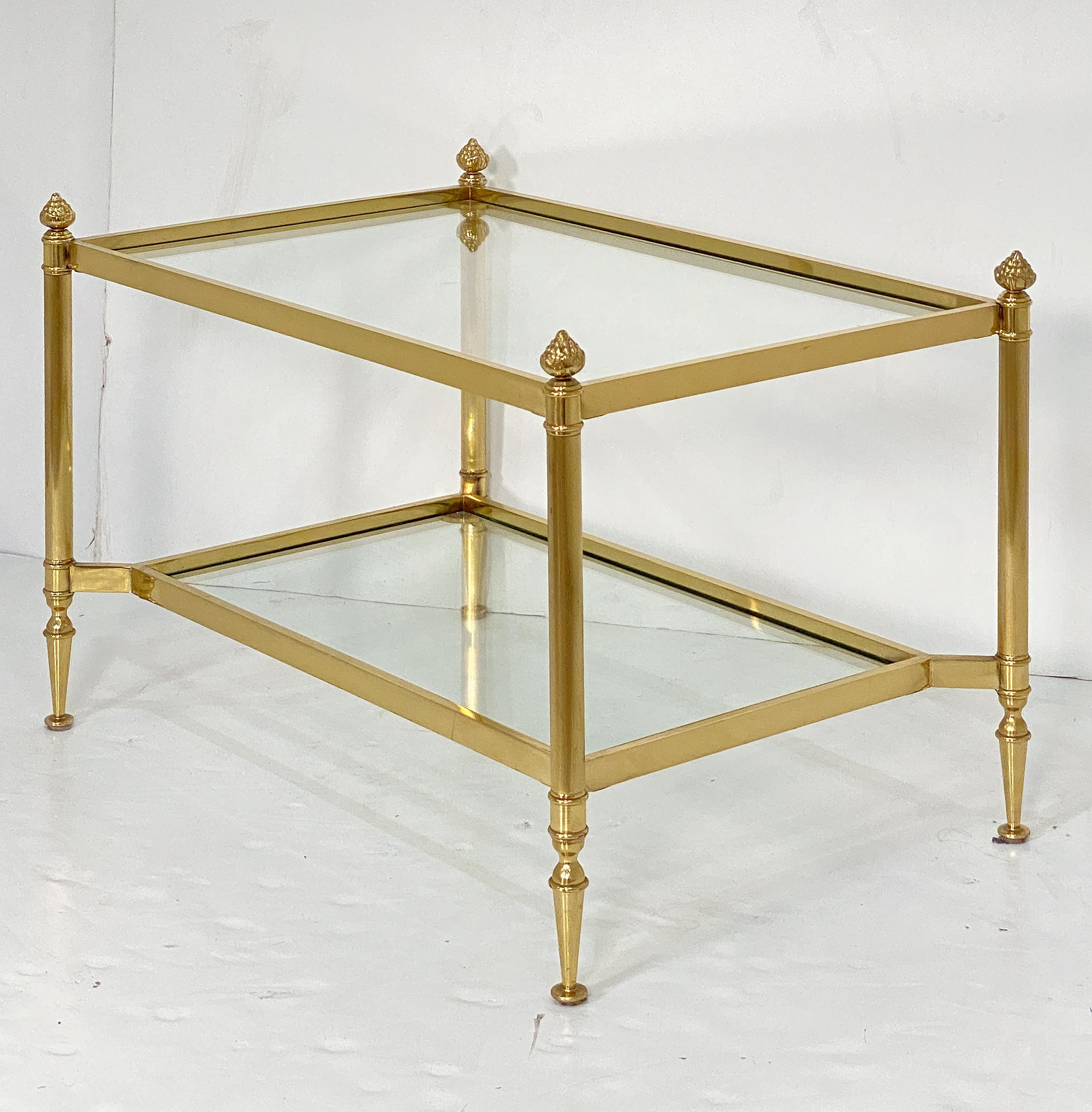 Français Tables basses rectangulaires modernes françaises en laiton et verre - Deux disponibles en vente