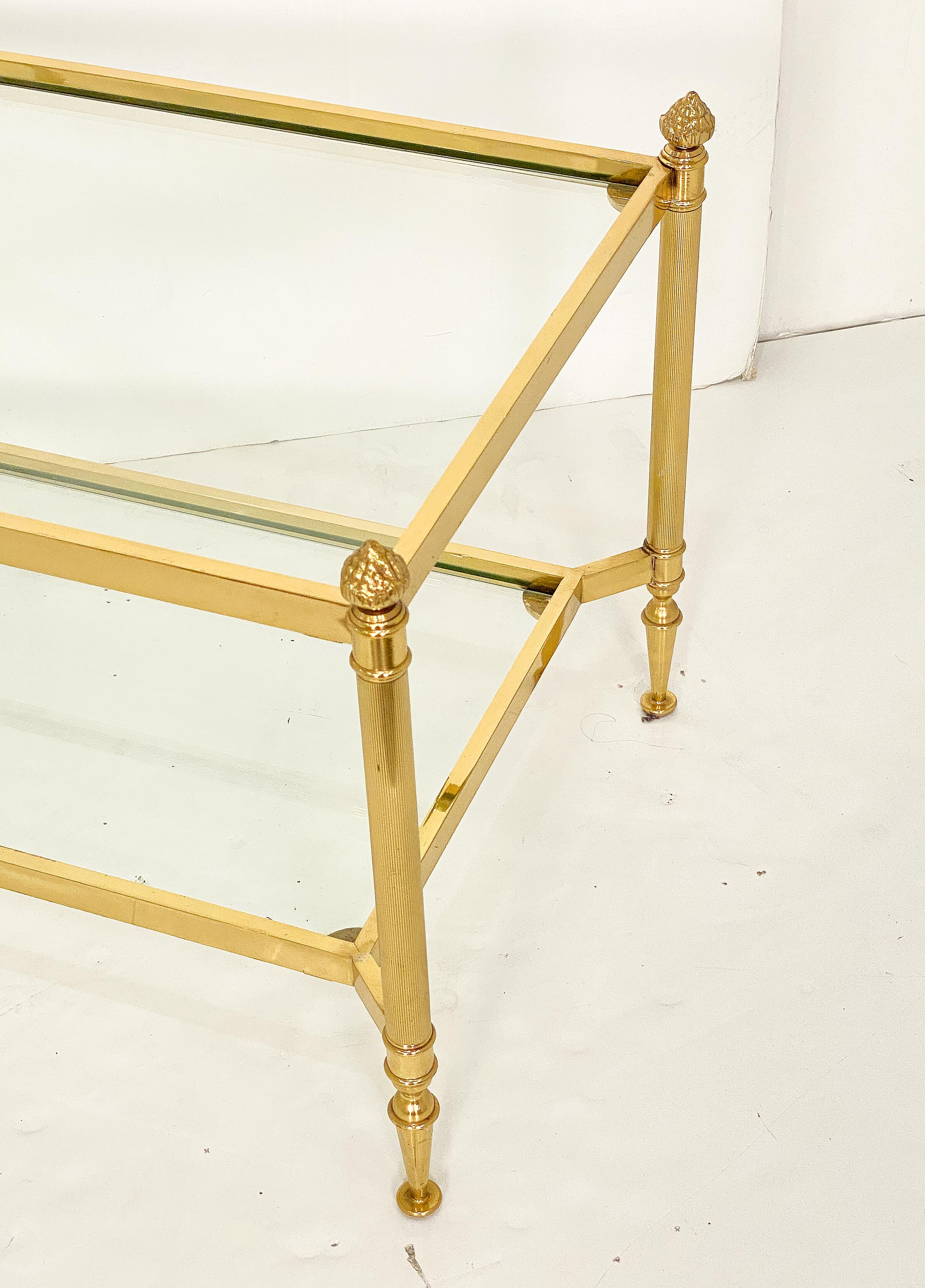 Tables basses rectangulaires modernes françaises en laiton et verre - Deux disponibles Bon état - En vente à Austin, TX