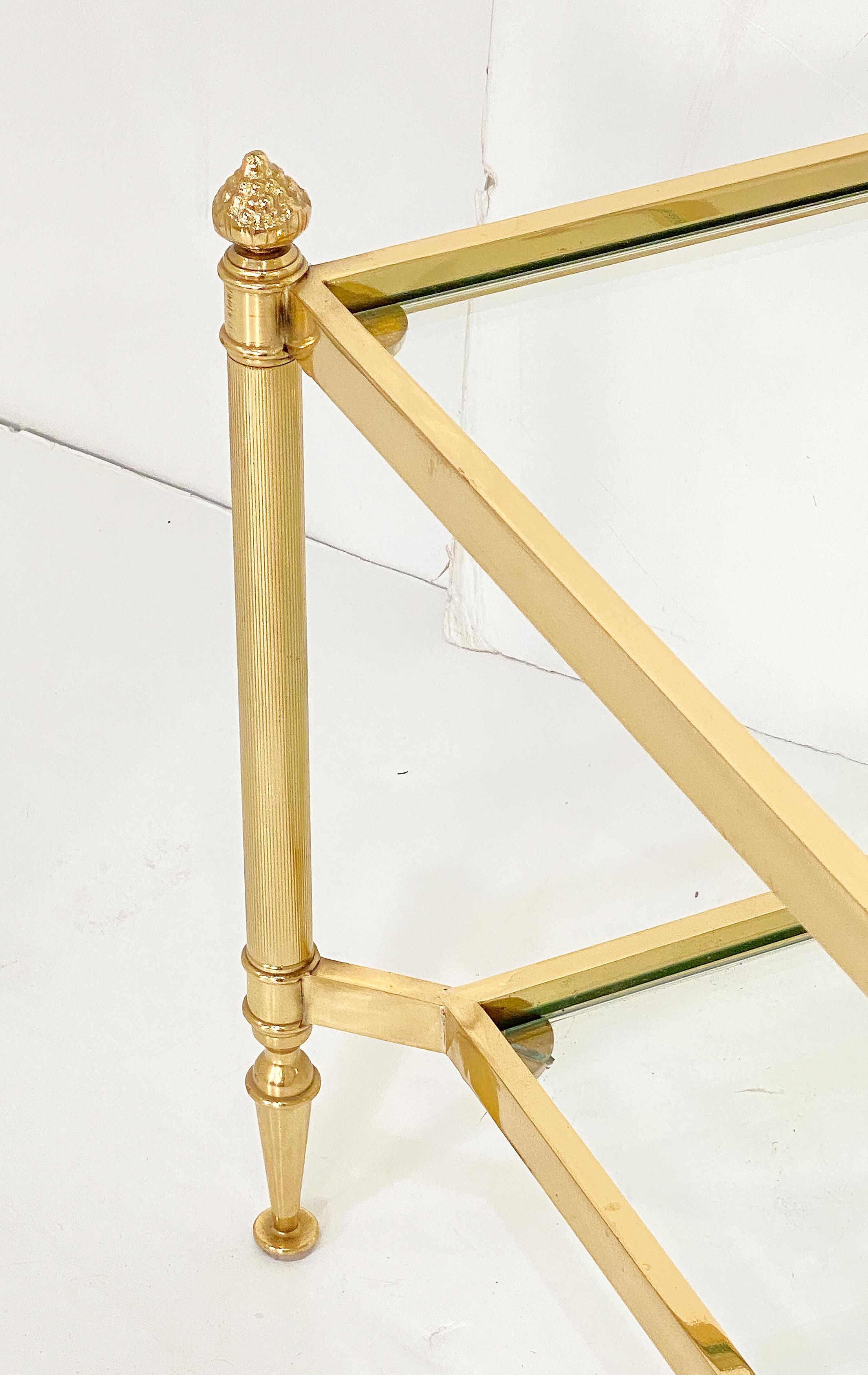 20ième siècle Tables basses rectangulaires modernes françaises en laiton et verre - Deux disponibles en vente