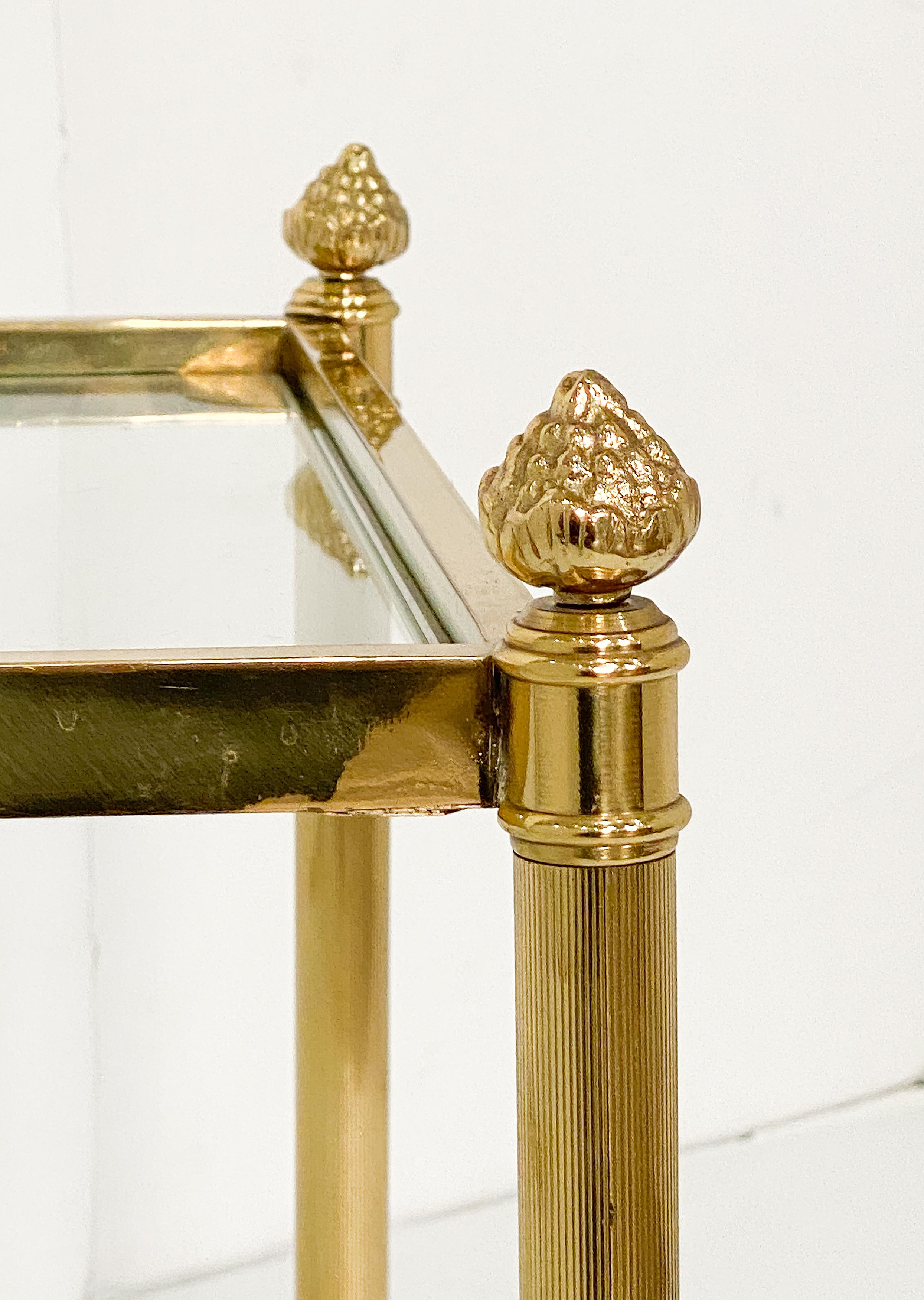 Métal Tables basses rectangulaires modernes françaises en laiton et verre - Deux disponibles en vente