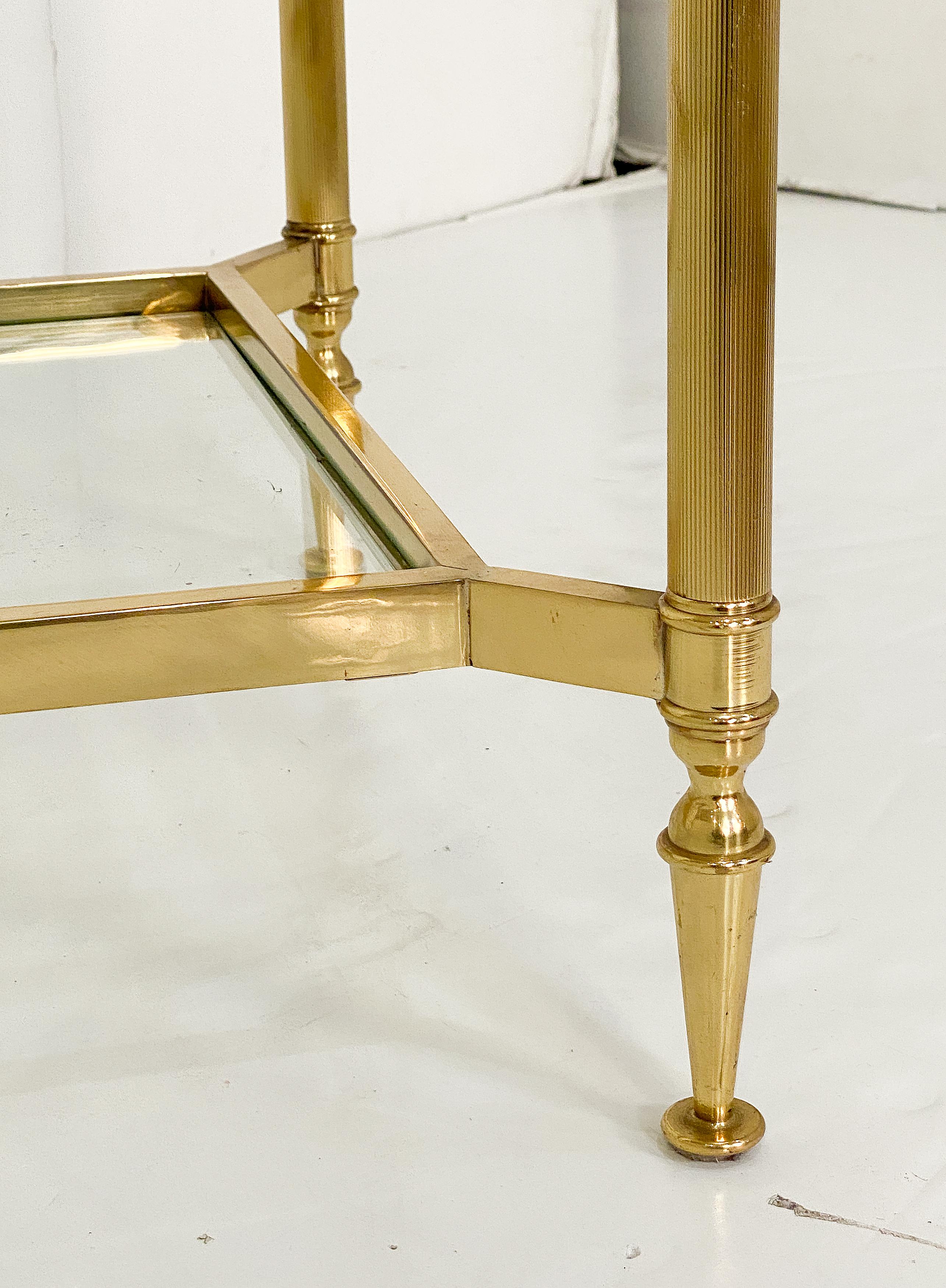 Tables basses rectangulaires modernes françaises en laiton et verre - Deux disponibles en vente 1