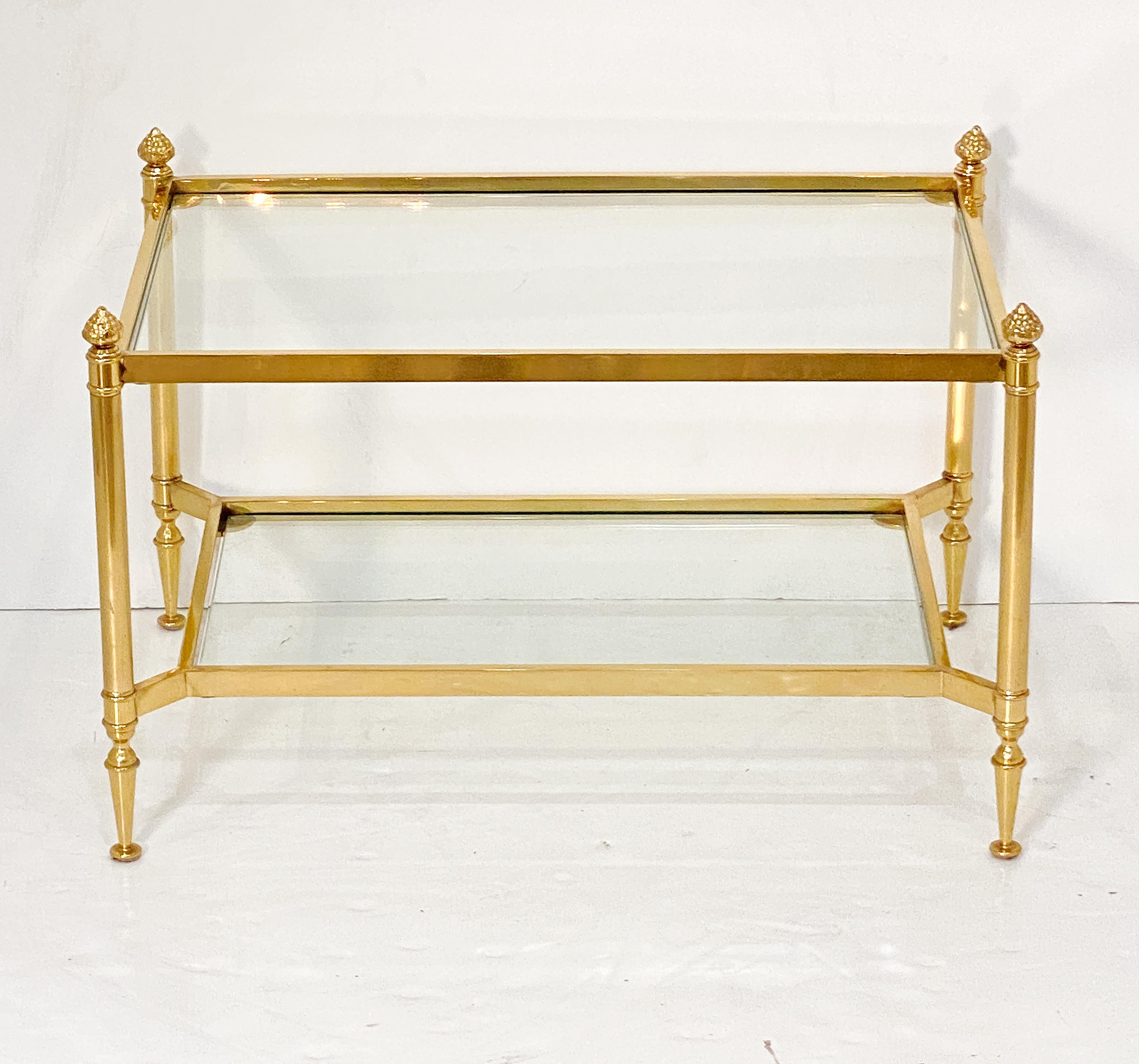 Tables basses rectangulaires modernes françaises en laiton et verre - Deux disponibles en vente 2