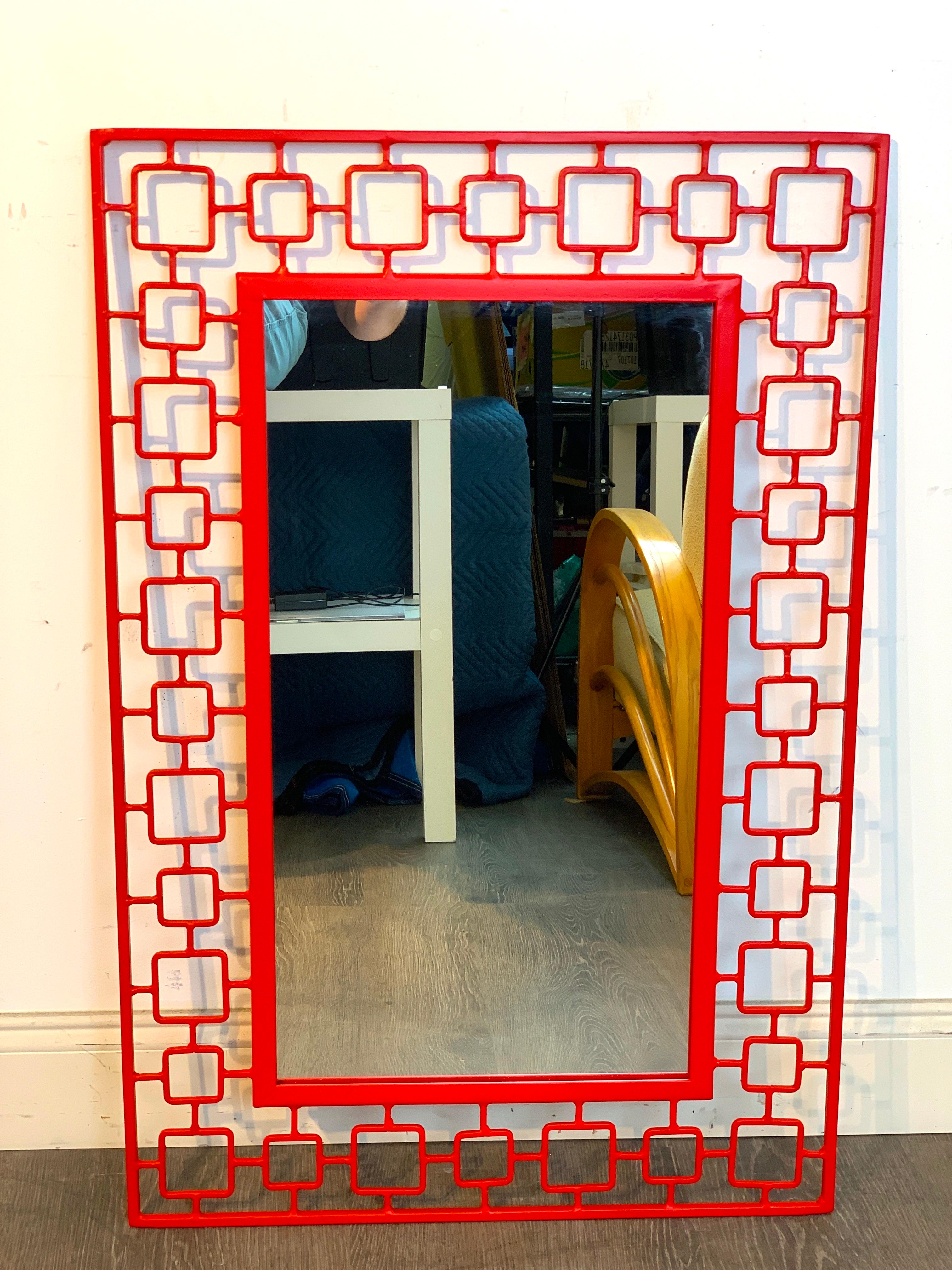 Miroir moderne en fer émaillé rouge

Ornez votre espace de vie avec opulence ; introduisez une touche de charme français dans votre maison avec ce miroir moderne en fer émaillé rouge. Placé dans un cadre en fer robuste, le miroir est entouré d'un