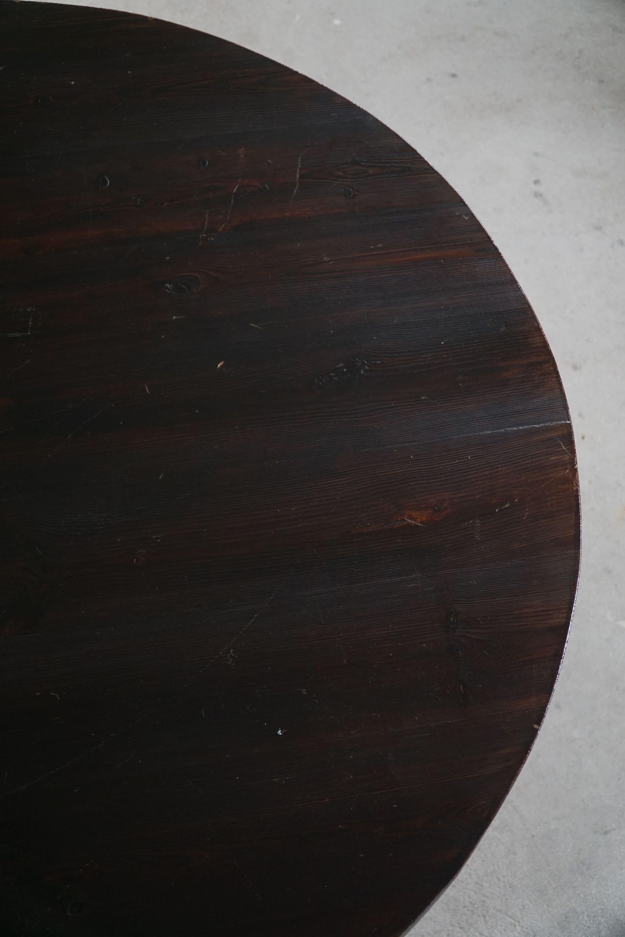 French Modern Round Brutalist Dining Table in Solid Pine, Mid Century, 1940s In Good Condition In Odense, DK