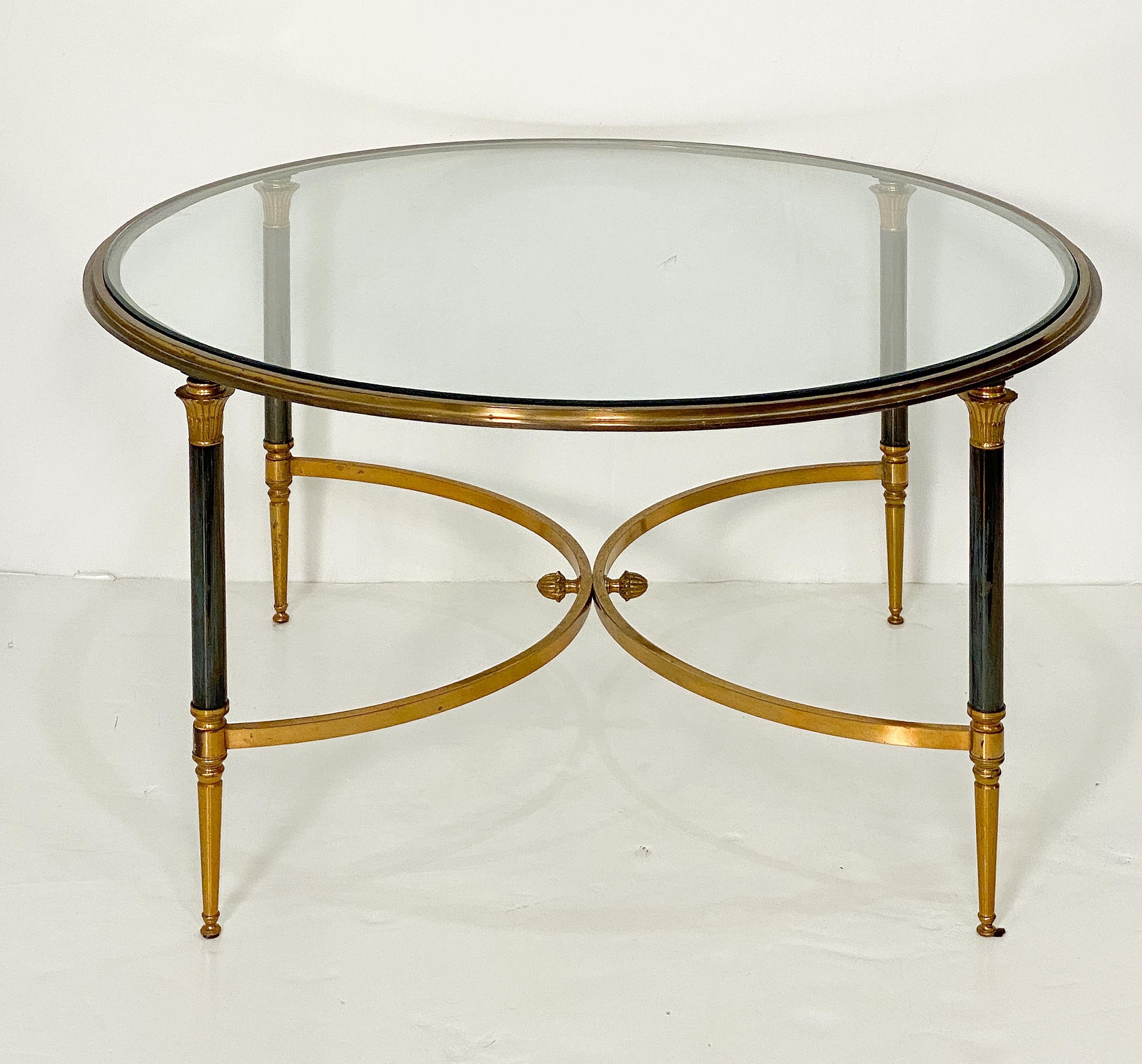 Moderne Table basse ronde de cocktail ou de café en laiton avec plateau en verre en vente