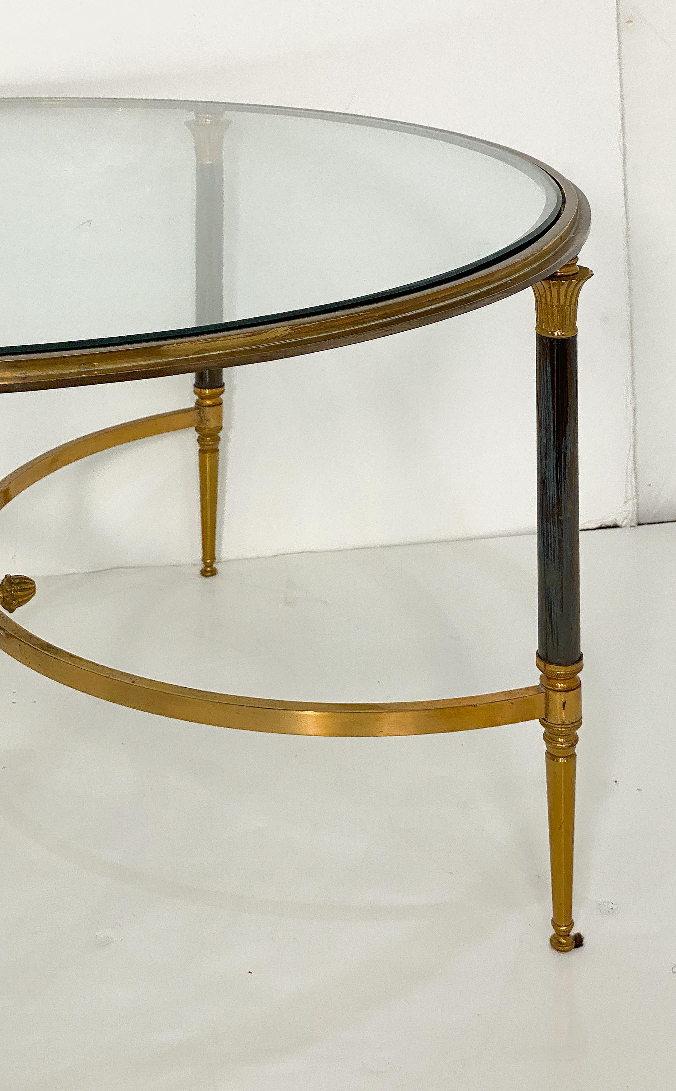 20ième siècle Table basse ronde de cocktail ou de café en laiton avec plateau en verre en vente