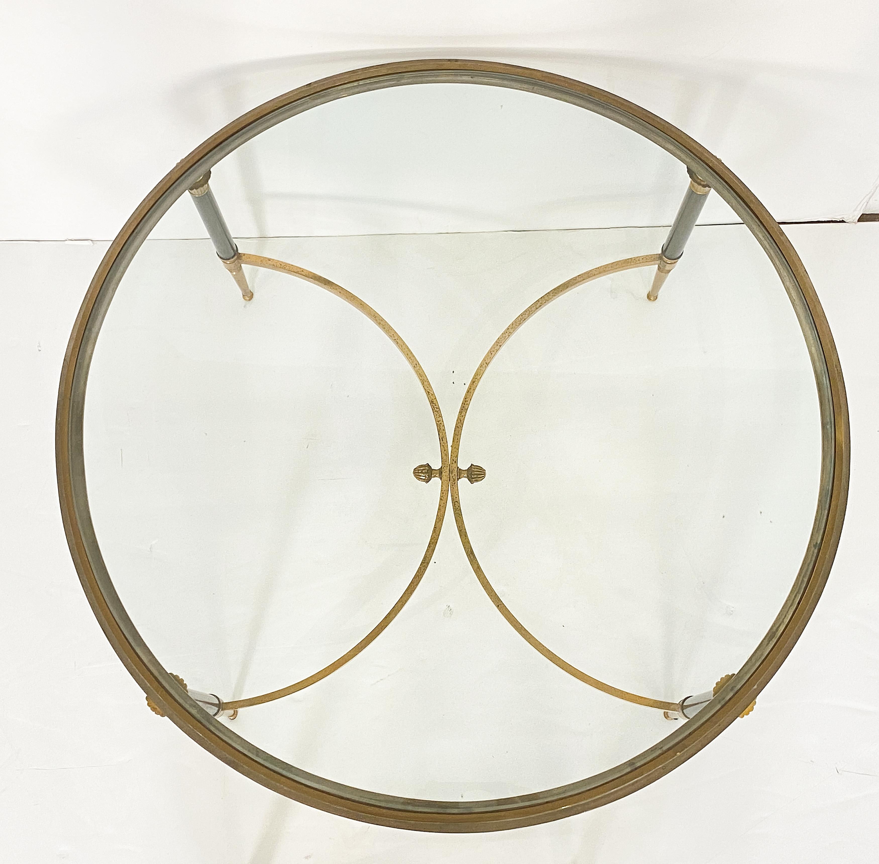 Métal Table basse ronde de cocktail ou de café en laiton avec plateau en verre en vente