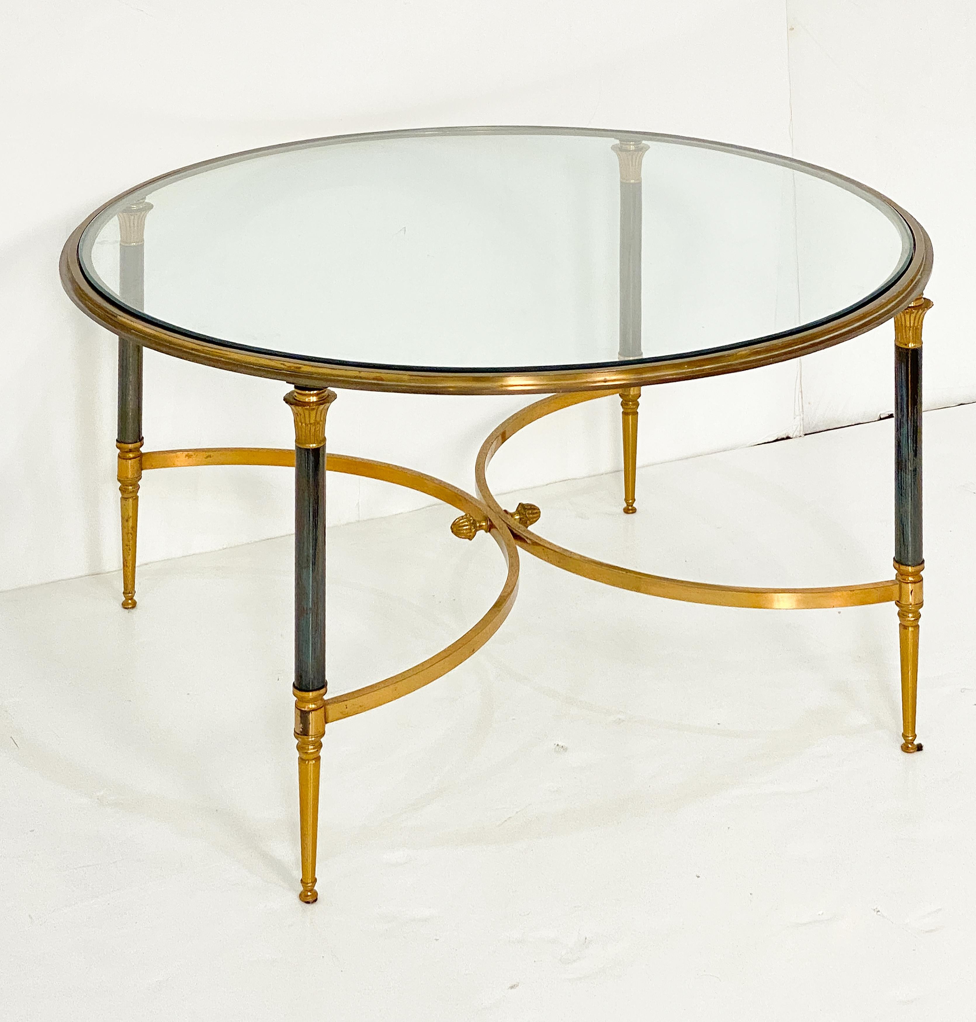 Table basse ronde de cocktail ou de café en laiton avec plateau en verre en vente 1