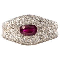 Anello moderno francese con rubino e diamante in oro bianco 18 carati