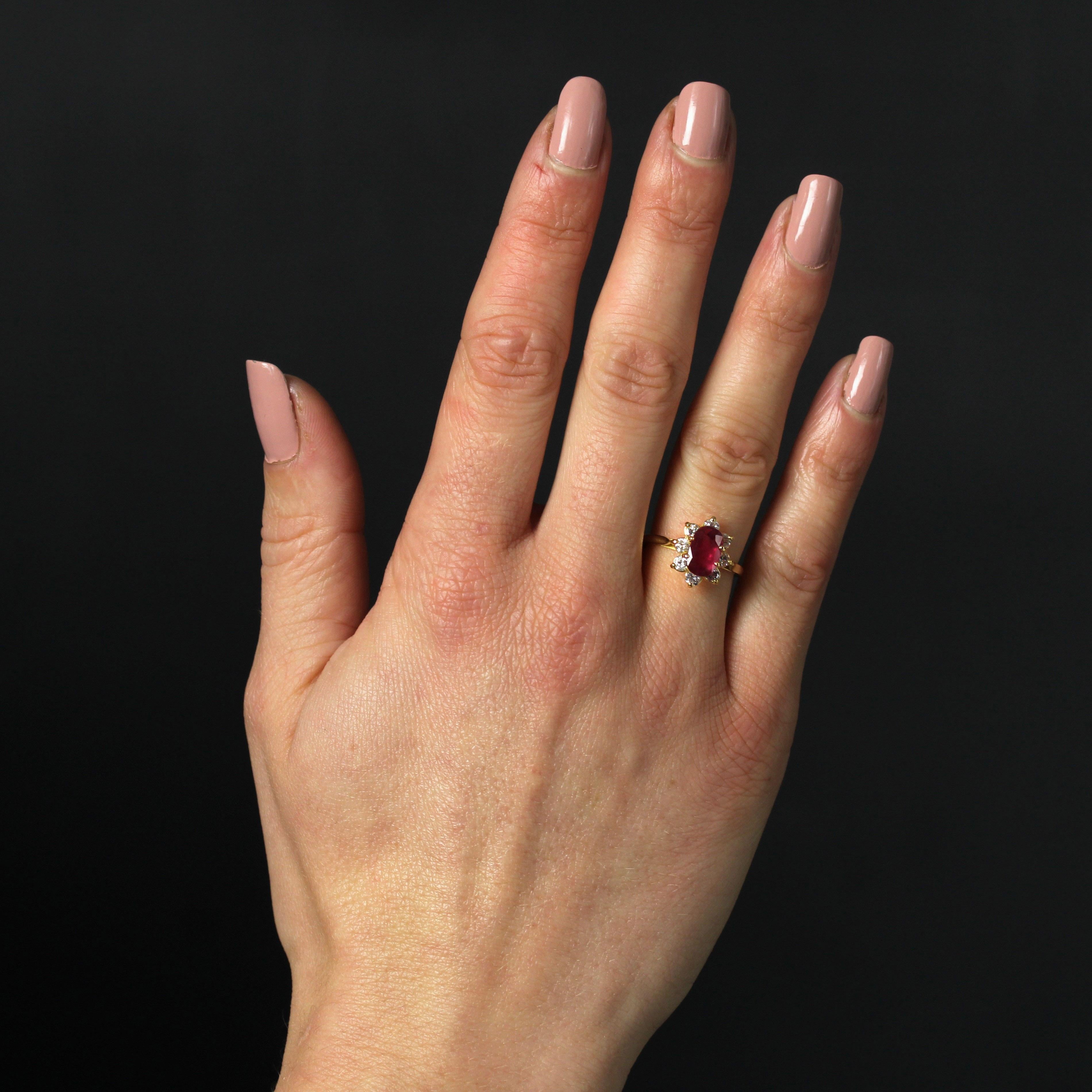 Ring in 18 karat yellow gold, eagle head hallmark.
A feminine ruby-diamond second hand ring, its flower-shaped setting features a central ruby, probably treated, held in 4 claws and surrounded by 8 modern brilliant-cut diamonds. The basket is made