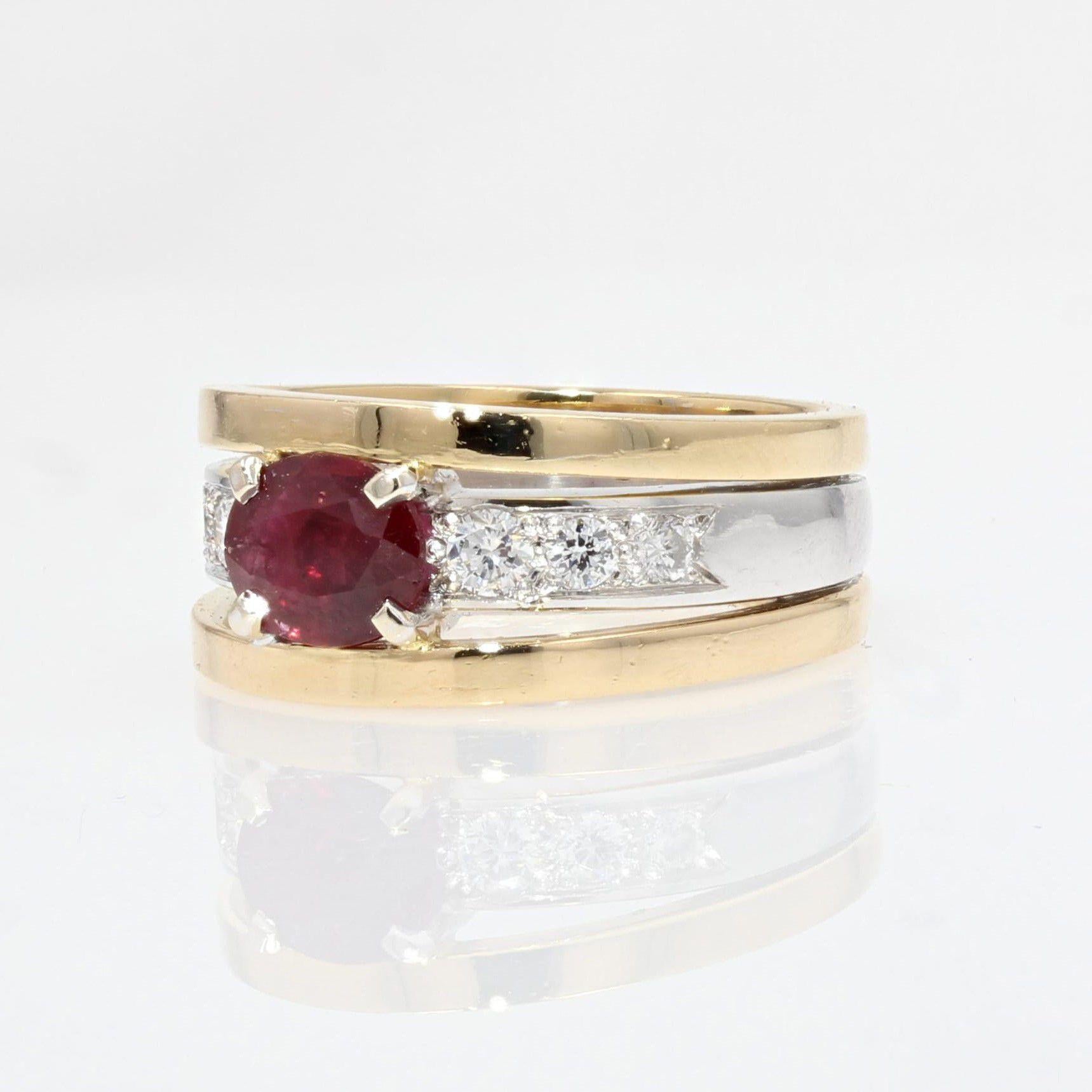 Moderner franzsischer Rubin-Diamant-Ring aus 18 Karat Gelb- und Weigold (Ovalschliff) im Angebot