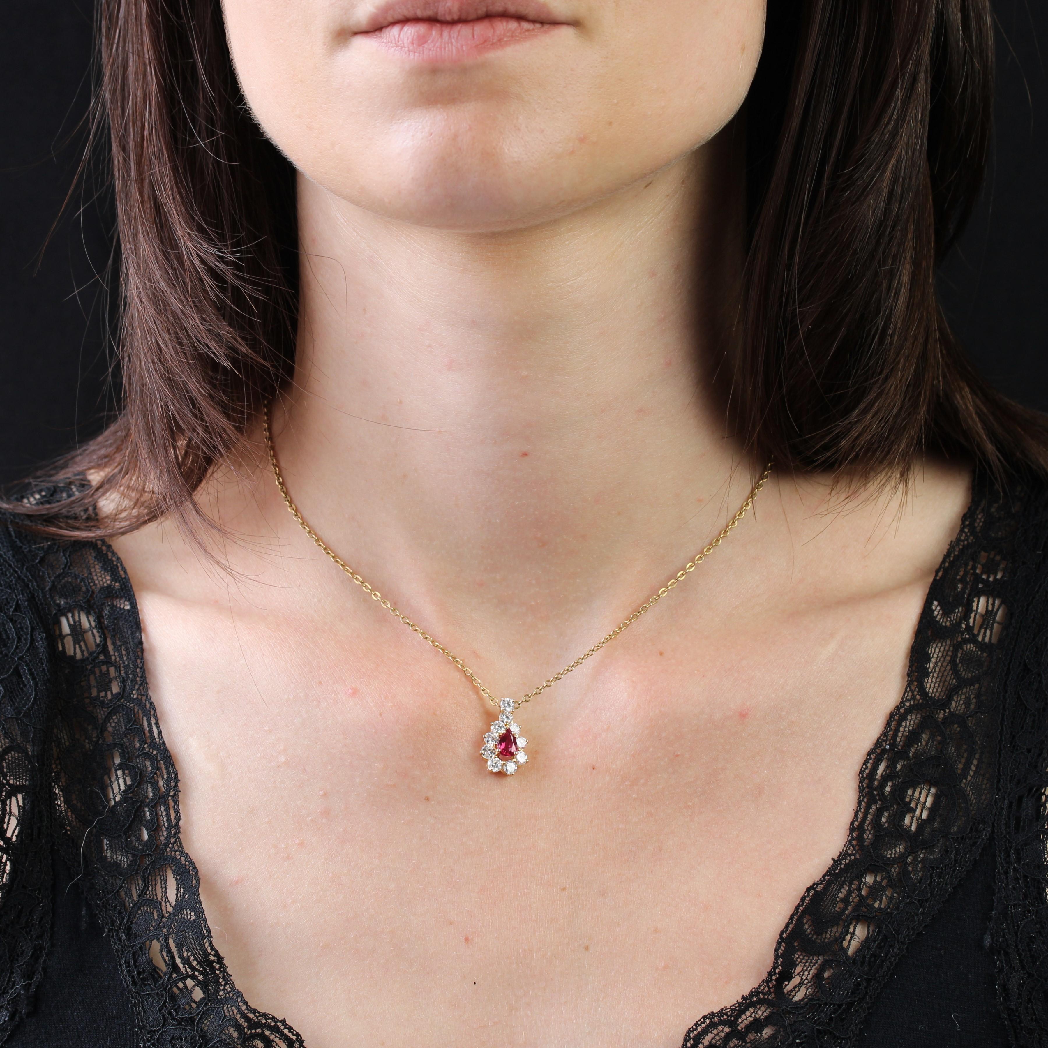 Colgante de oro amarillo de 18 quilates, sello de cabeza de águila.
Elegante colgante de oro amarillo de segunda mano, engastado con modernos diamantes talla brillante sujetos en garras y en el centro un rubí rojo brillante talla pera. Un lazo en la