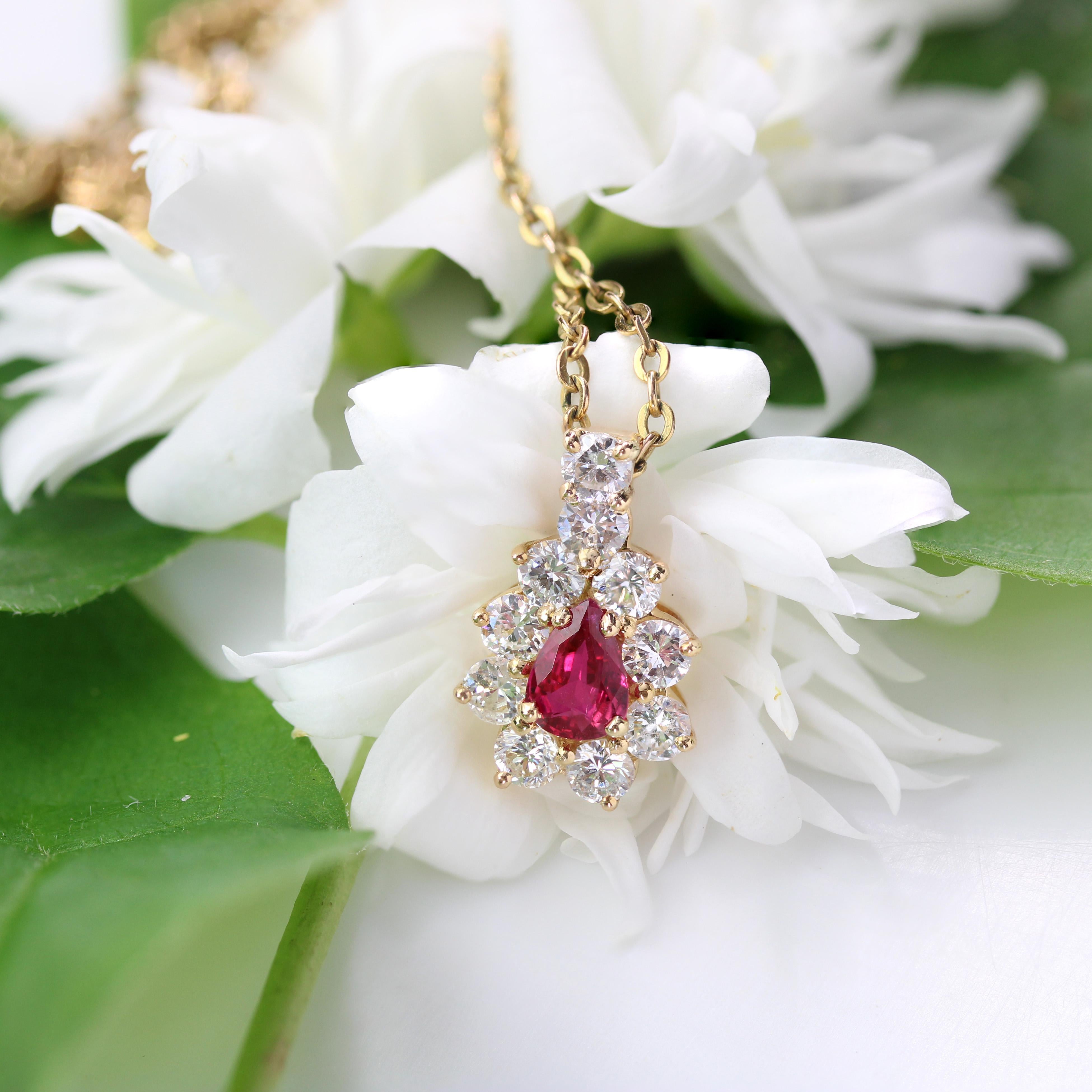 Colgante moderno francés de oro amarillo de 18 quilates con forma de margarita y diamantes de rubí Moderno en venta