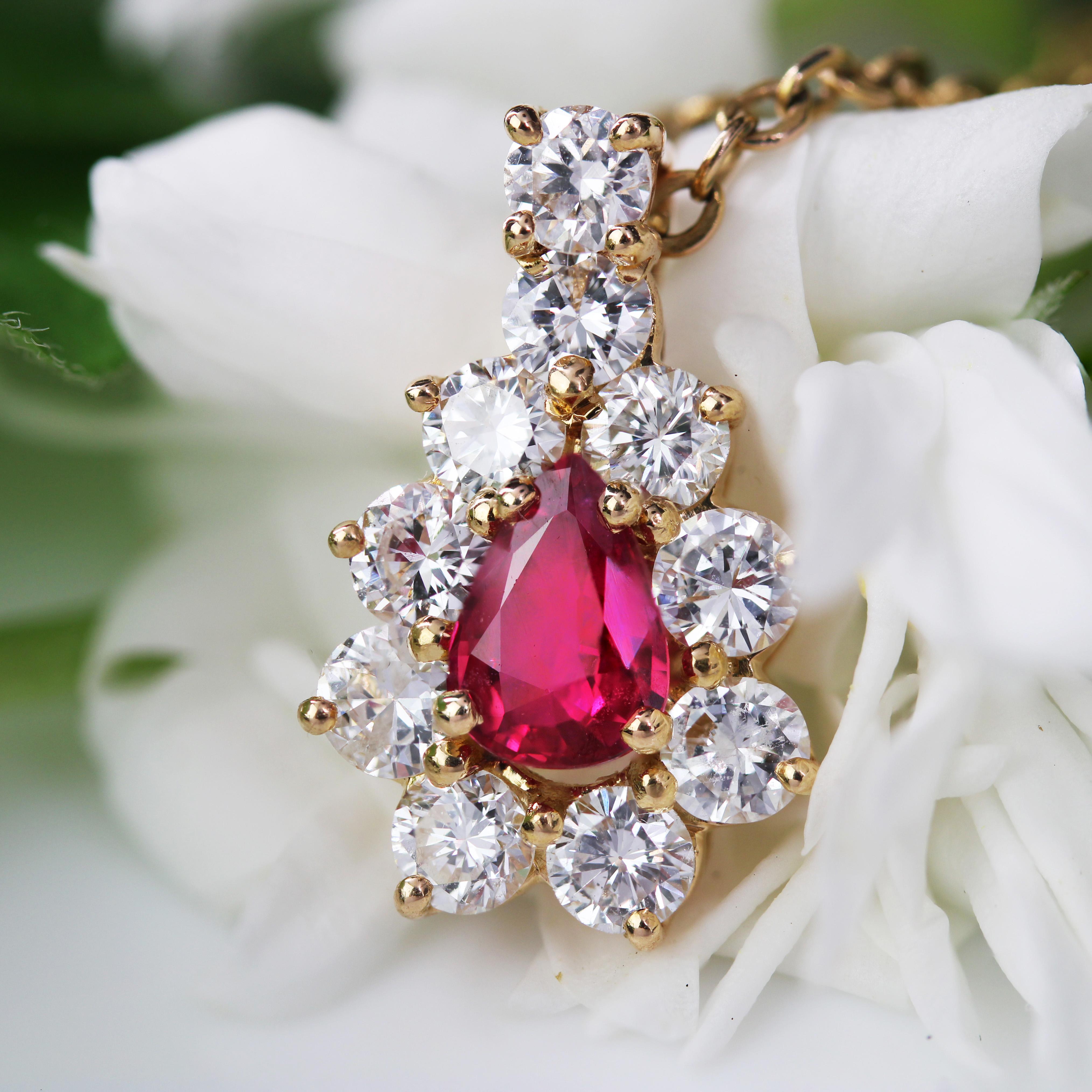 Colgante moderno francés de oro amarillo de 18 quilates con forma de margarita y diamantes de rubí en venta 2