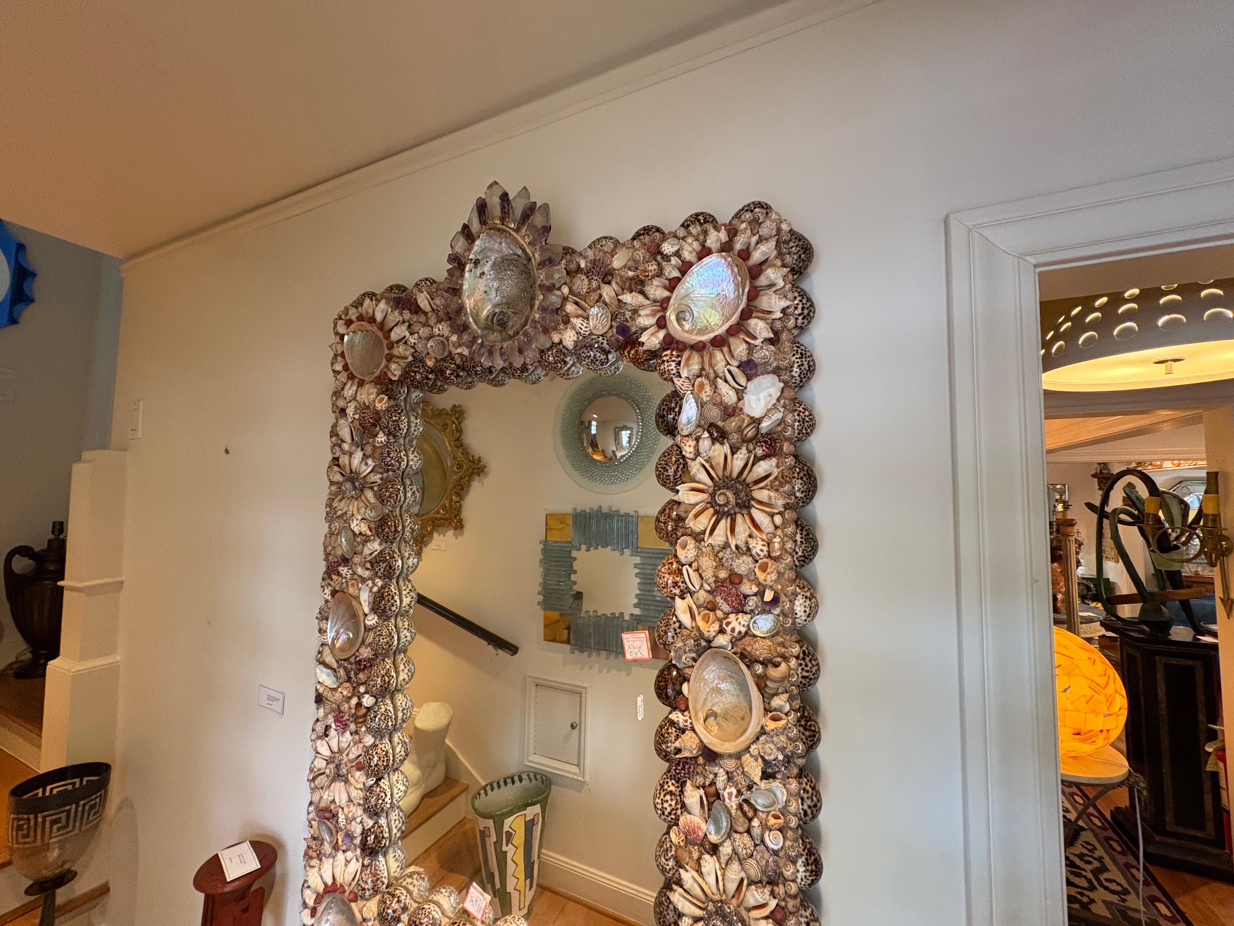Français Miroir moderne français en coquillage, améthyste et cristal de roche en vente