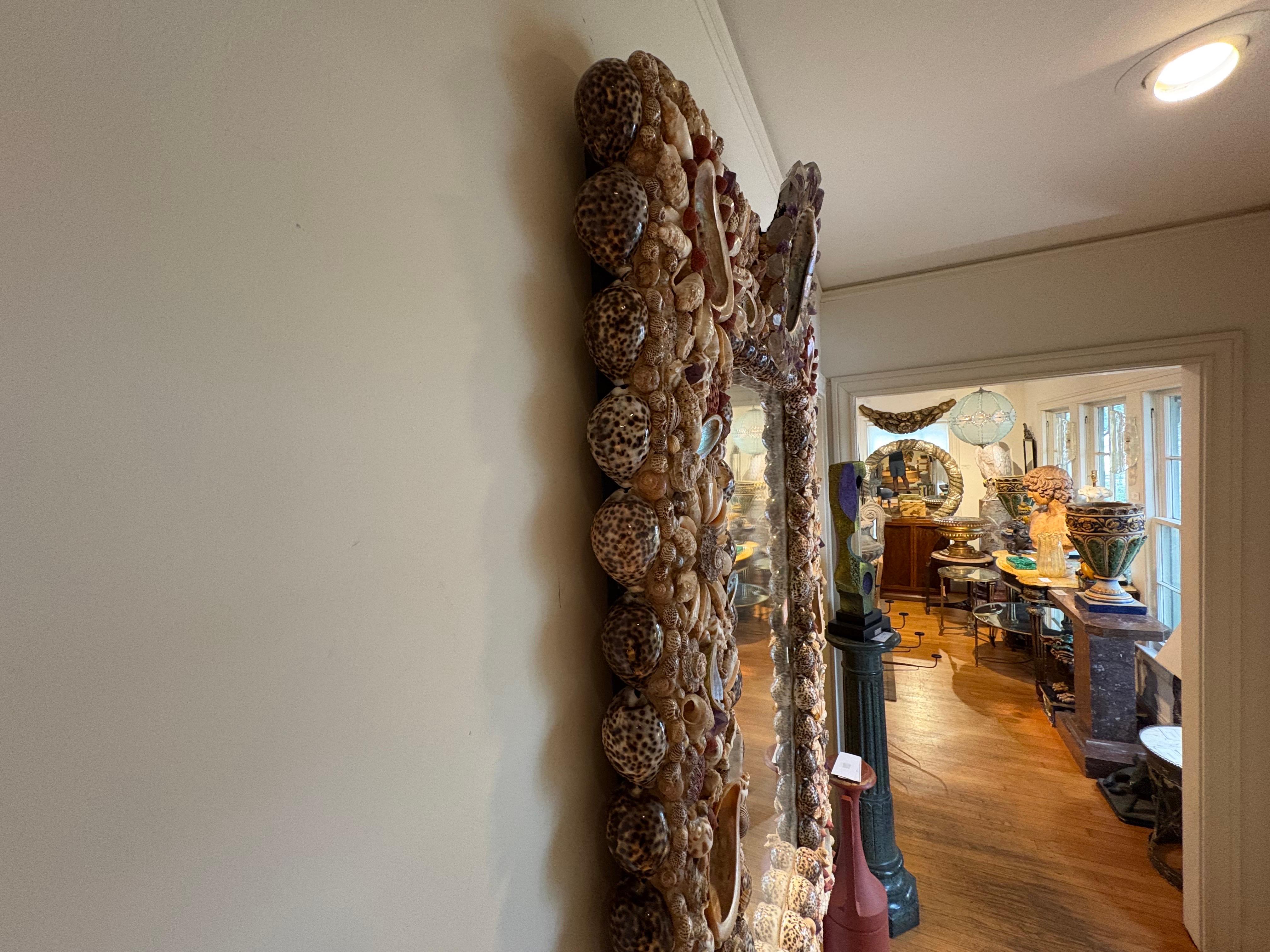 Miroir moderne français en coquillage, améthyste et cristal de roche en vente 1