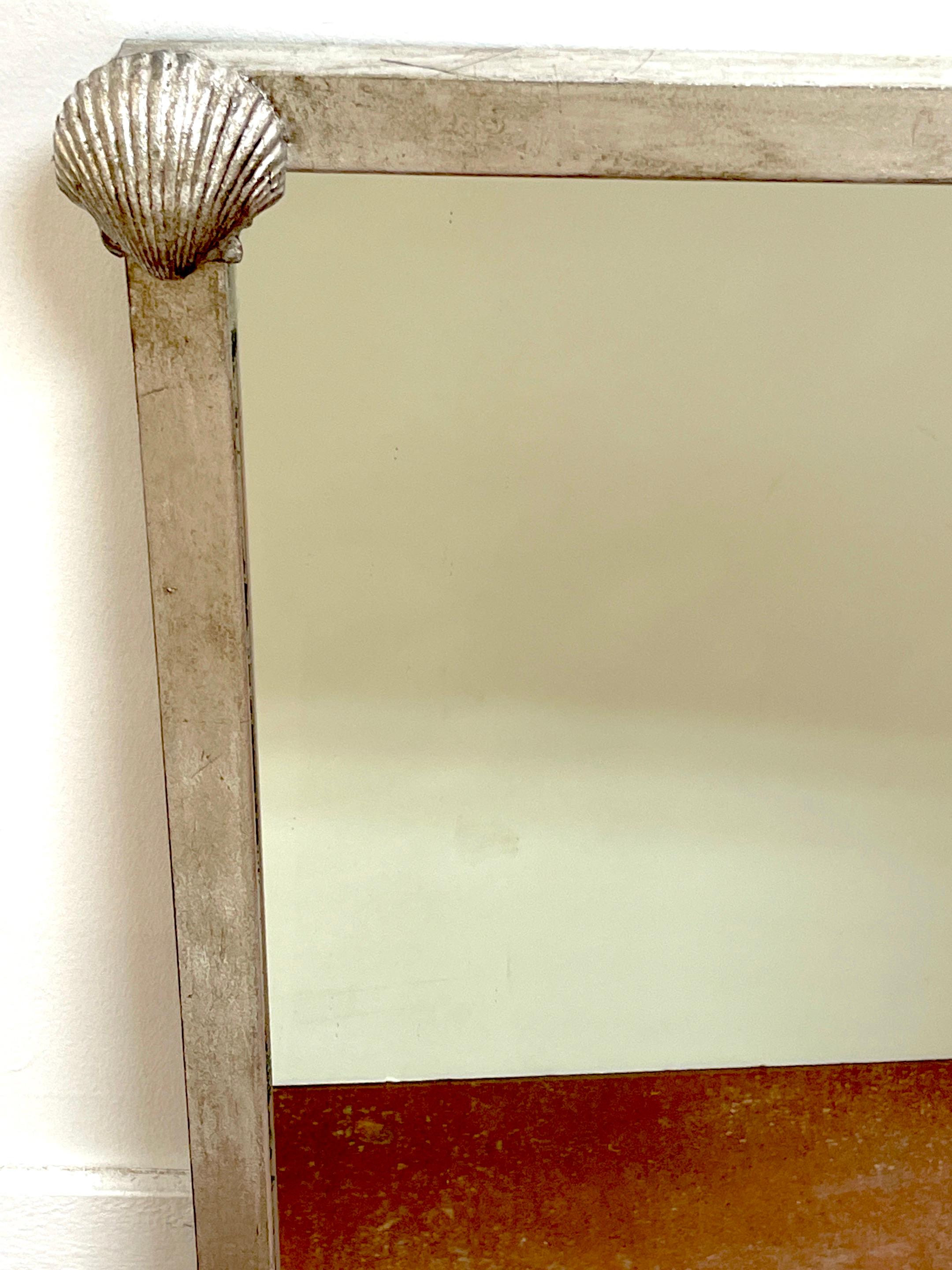 Moderne Miroir moderne français en métal argenté à motif de coquillage, deuxième miroir disponible  en vente