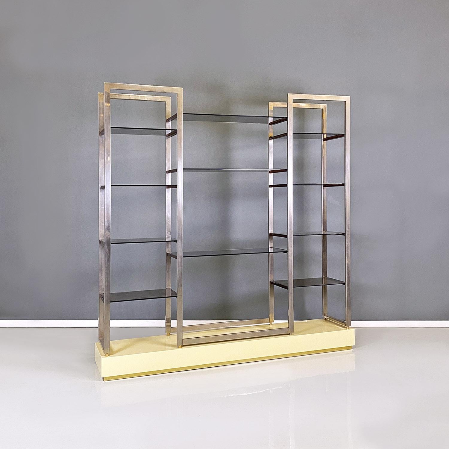 Französisches modernes Bücherregal aus geräuchertem Glas, Metall und lackiertem Holz von Alain Delon, 1980er Jahre (Moderne) im Angebot