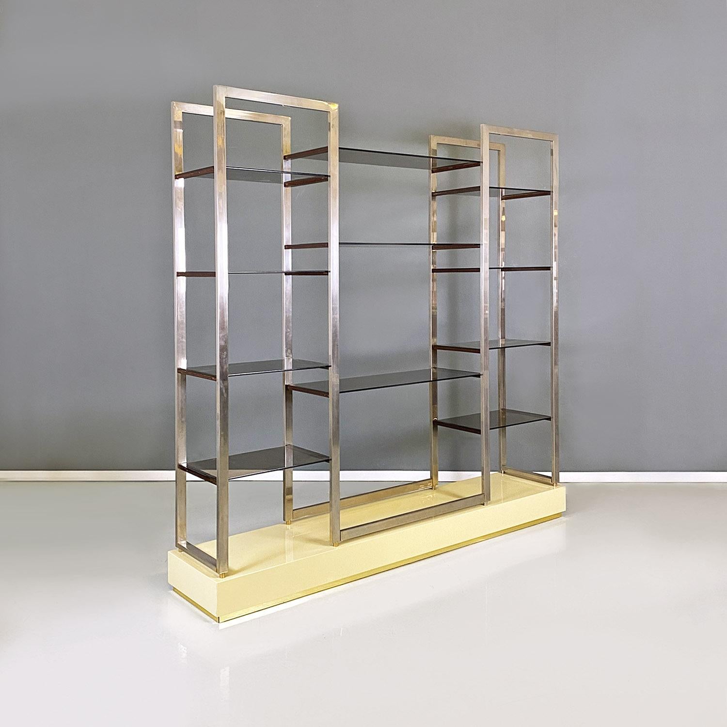 Französisches modernes Bücherregal aus geräuchertem Glas, Metall und lackiertem Holz von Alain Delon, 1980er Jahre (French) im Angebot
