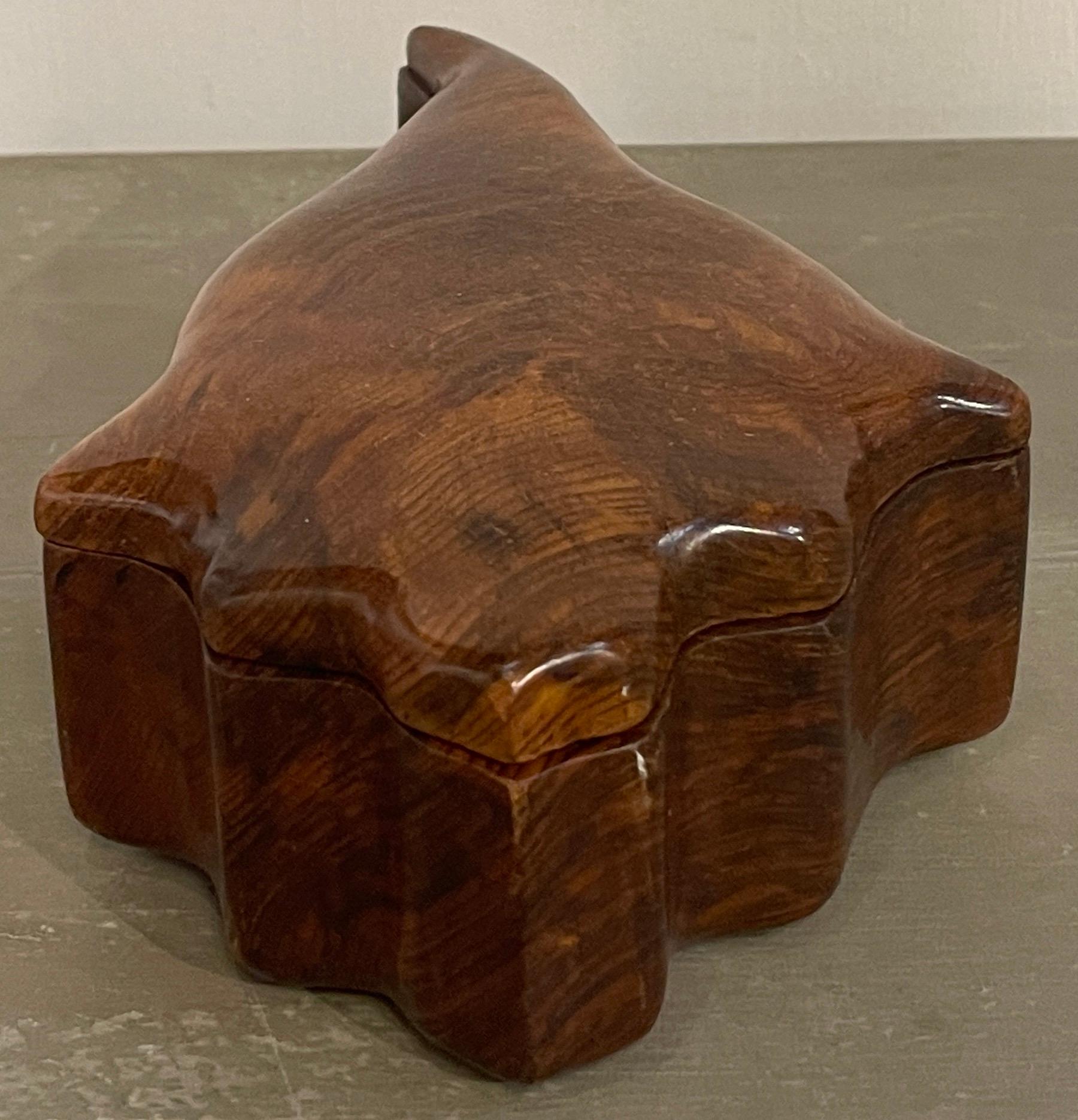 Moderne Coffret moderne en bois dur sculpté à motif de coquille de conque  en vente