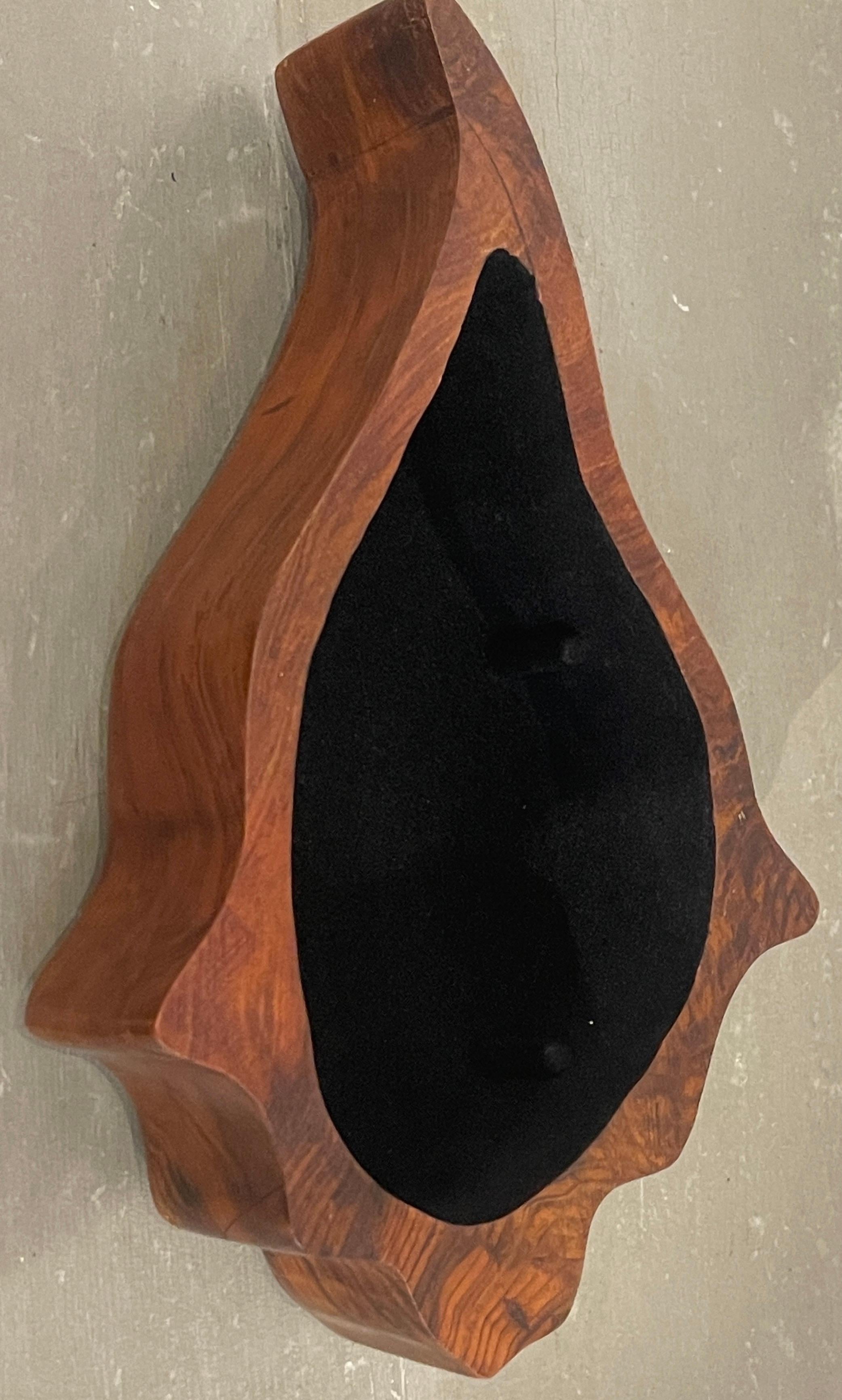 Bois de feuillus Coffret moderne en bois dur sculpté à motif de coquille de conque  en vente