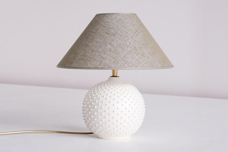 French Modern Sphere Table Lamp in White Textured Ceramic, 1950s In Good Condition For Sale In The Hague, NL