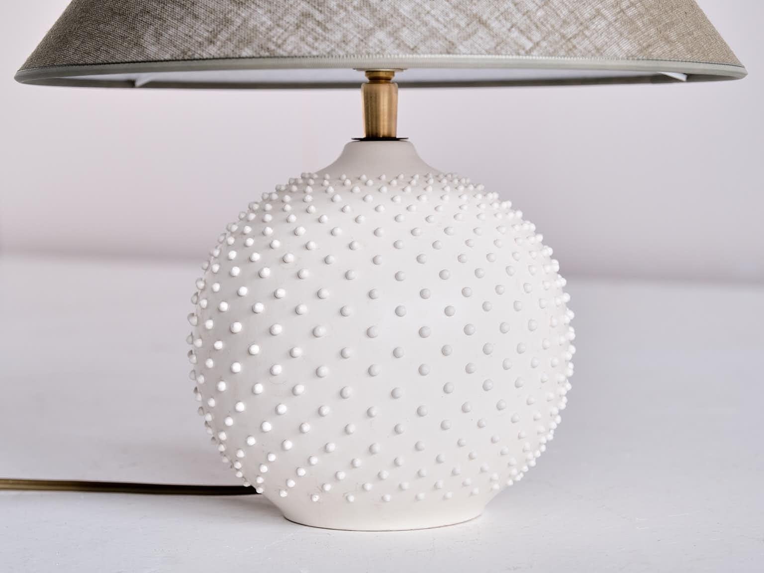 Italian Alvino Bagni Sphere Table Lamp in White Textured Ceramic, Italy, 1970s For Sale