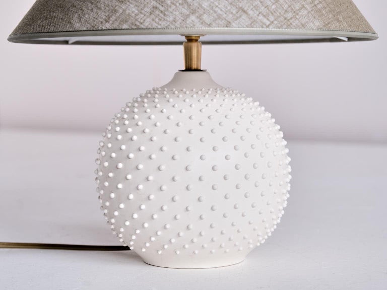 French Modern Sphere Table Lamp in White Textured Ceramic, 1950s For Sale 2