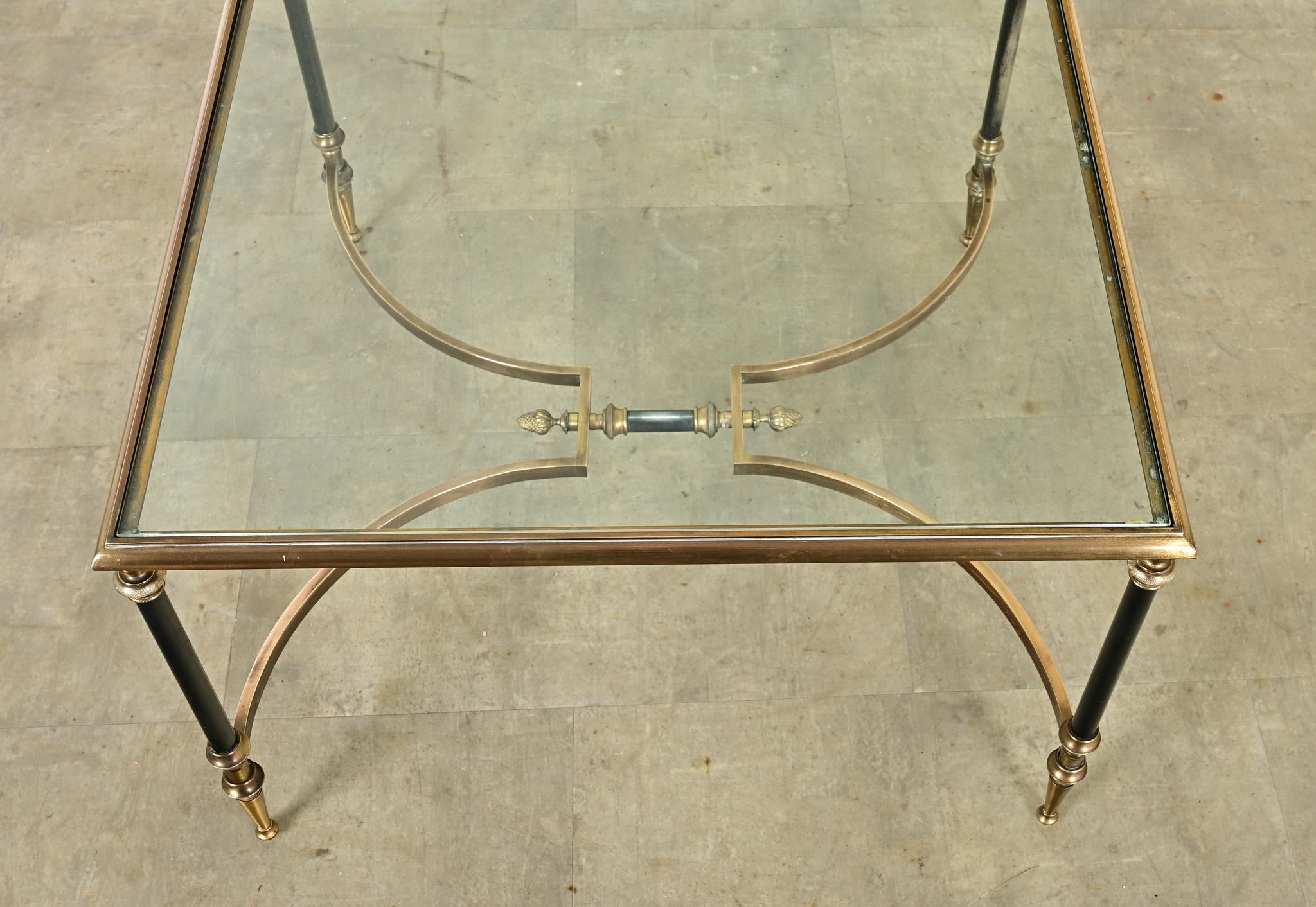 Table basse carrée moderne française en laiton et verre en vente 2