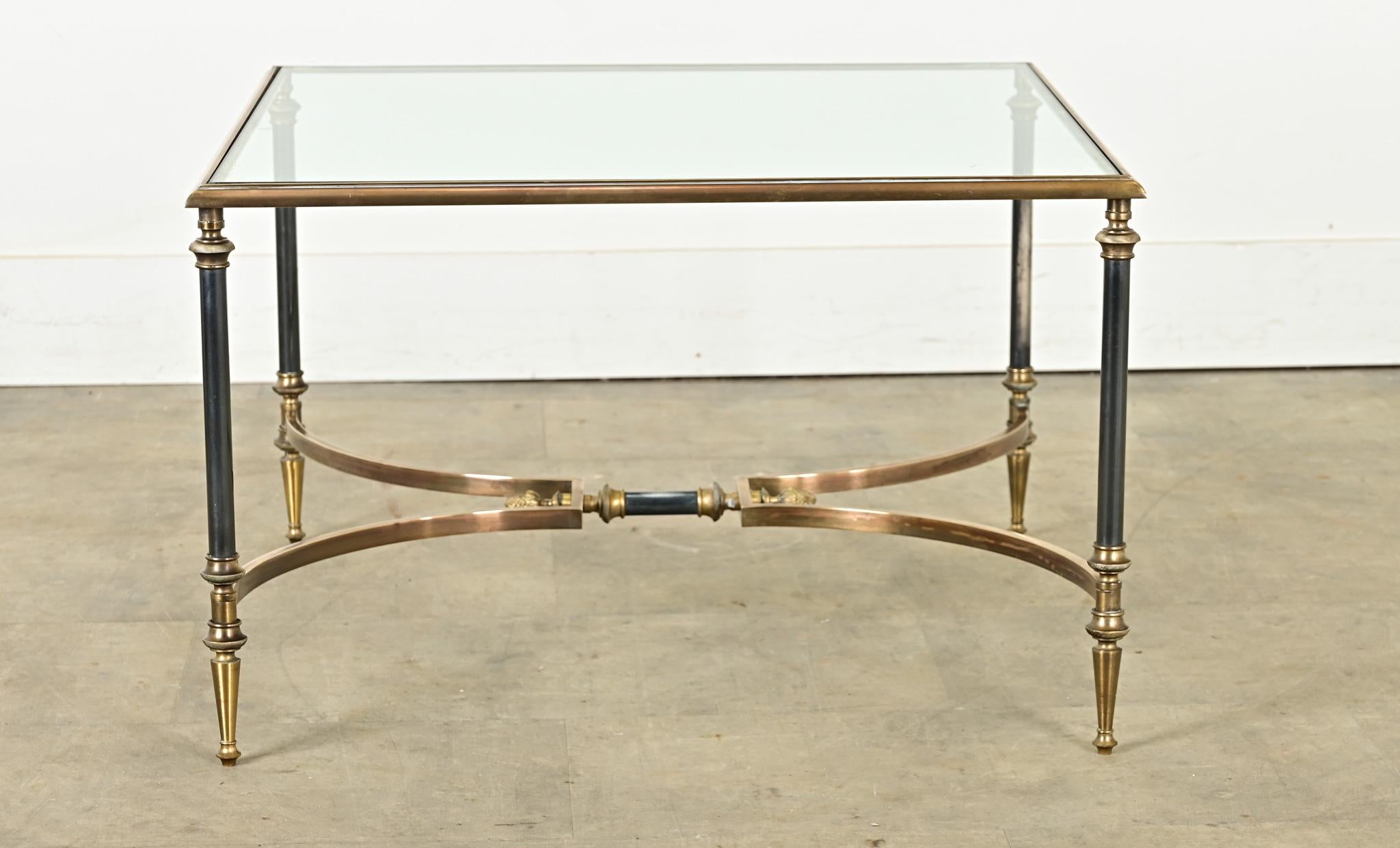 Table basse carrée moderne française en laiton et verre en vente 3