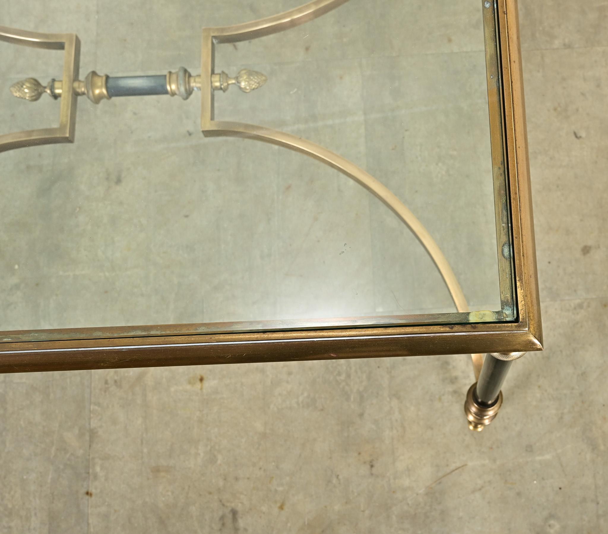 Table basse carrée moderne française en laiton et verre en vente 4