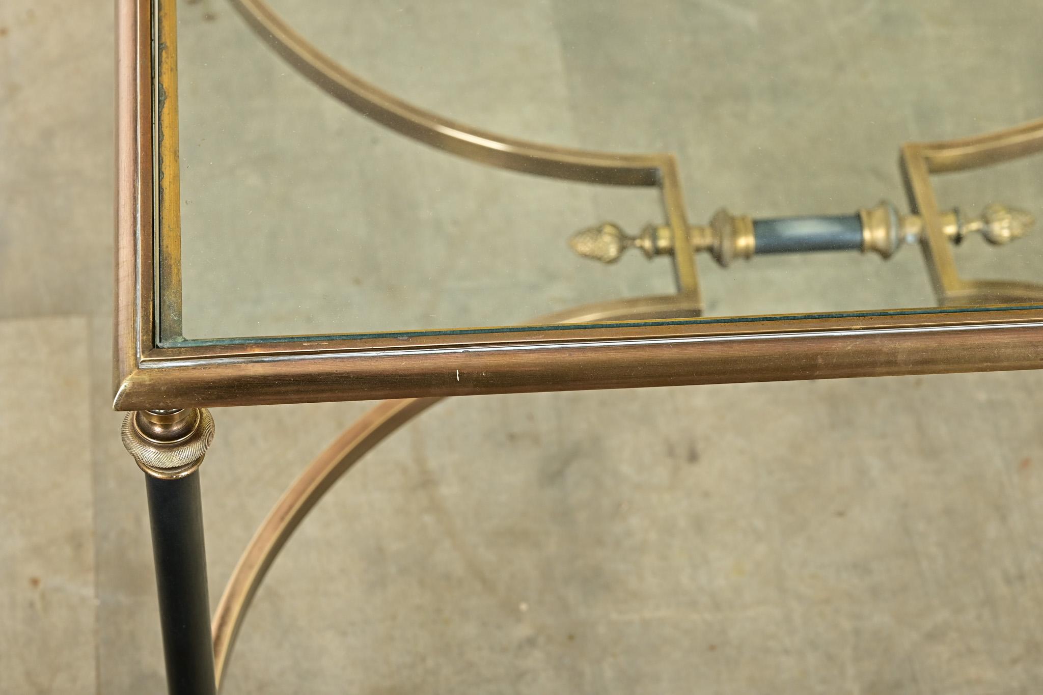 Table basse carrée moderne française en laiton et verre en vente 5
