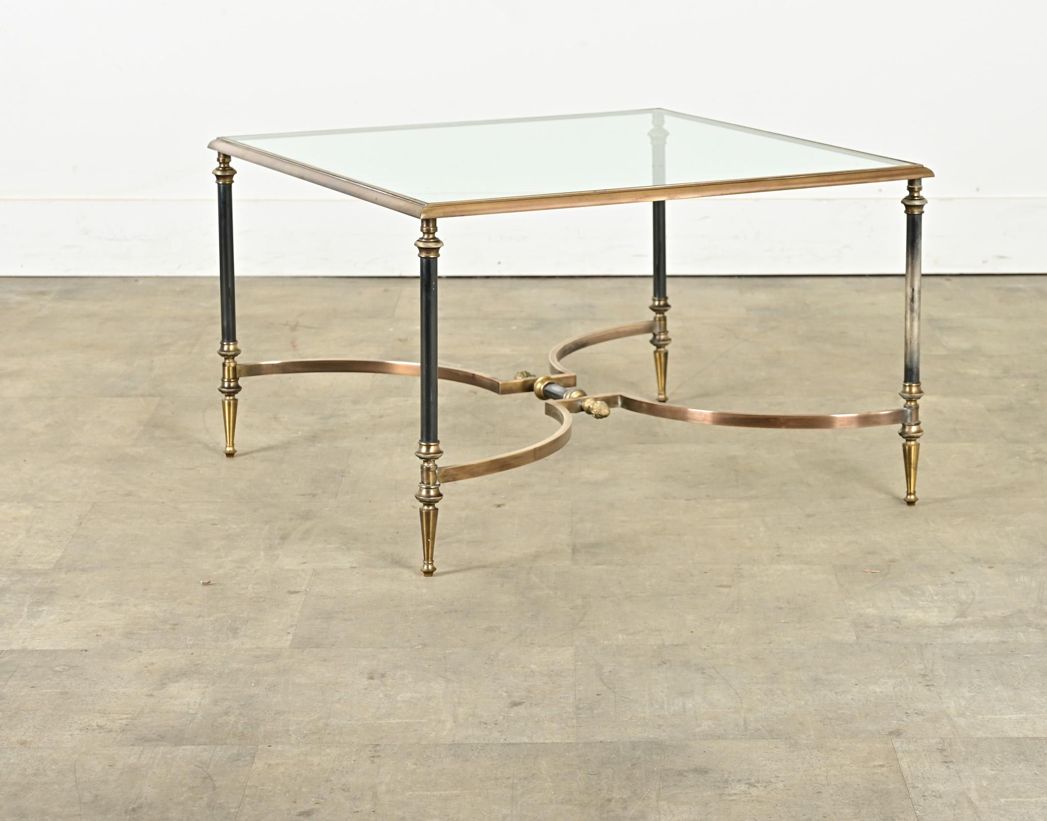 Table à café ou à cocktail en laiton et en verre, d'époque et de style moderne du milieu du siècle, dans le style de la légendaire Maison Jansen. Selon les codes esthétiques typiques de la marque, le plateau en verre transparent est entouré d'un