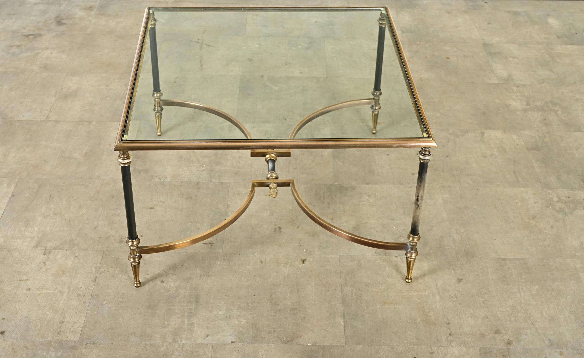 Moderne Table basse carrée moderne française en laiton et verre en vente