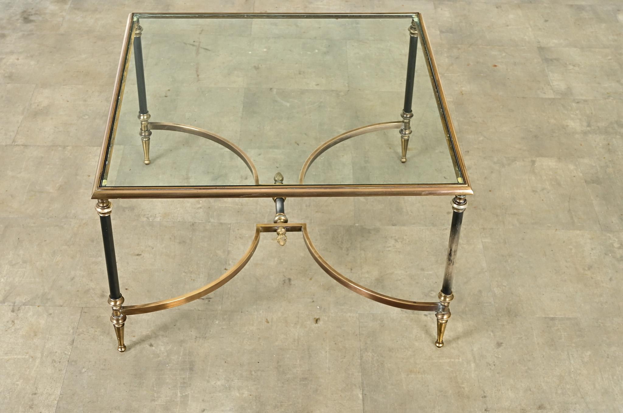 Français Table basse carrée moderne française en laiton et verre en vente