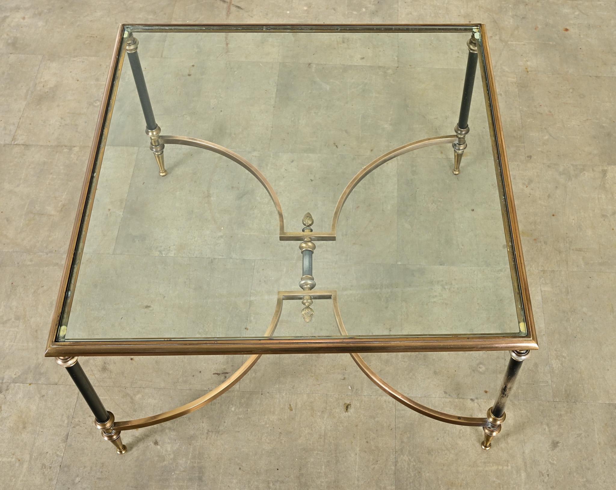Moulage Table basse carrée moderne française en laiton et verre en vente