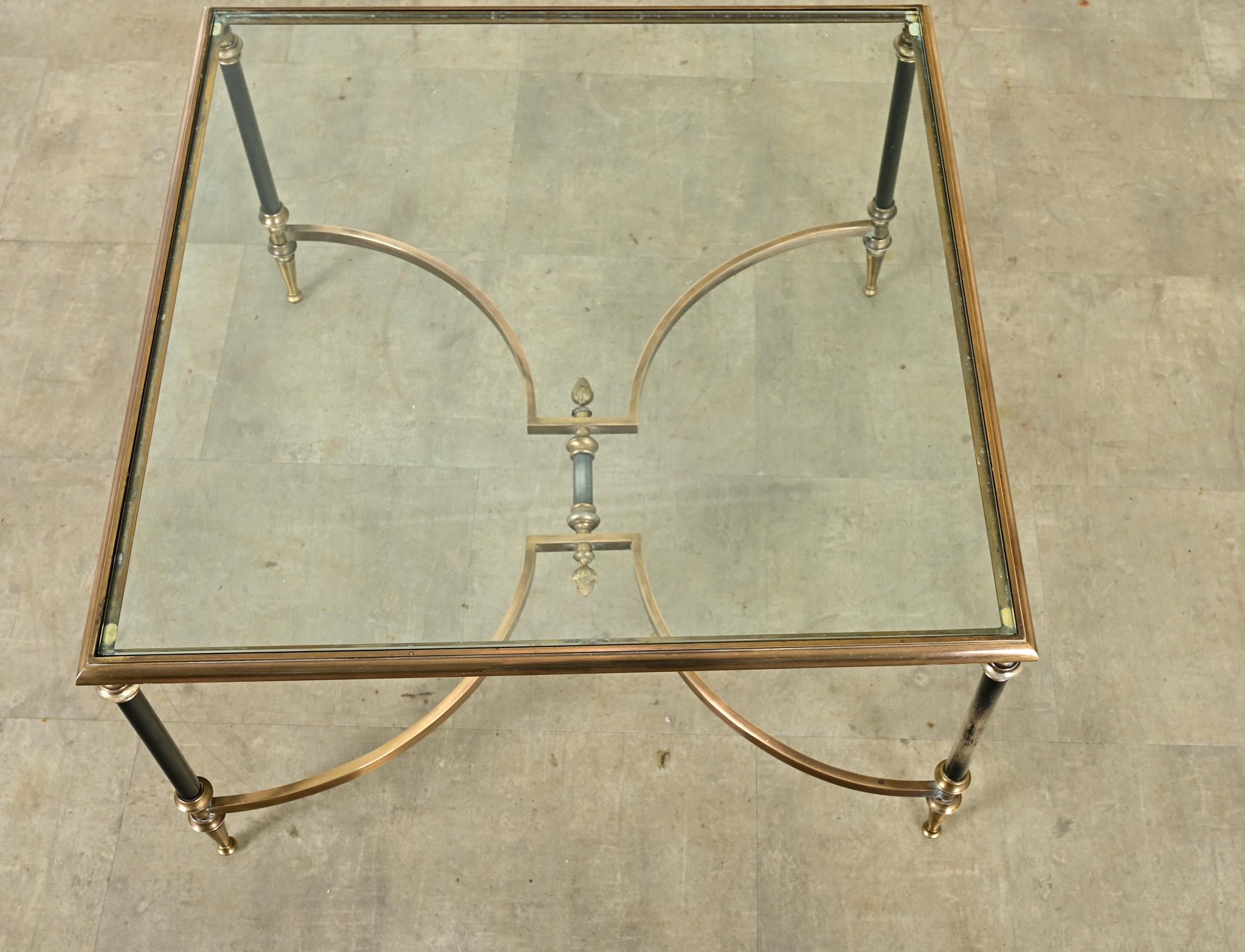 Table basse carrée moderne française en laiton et verre Bon état - En vente à Baton Rouge, LA