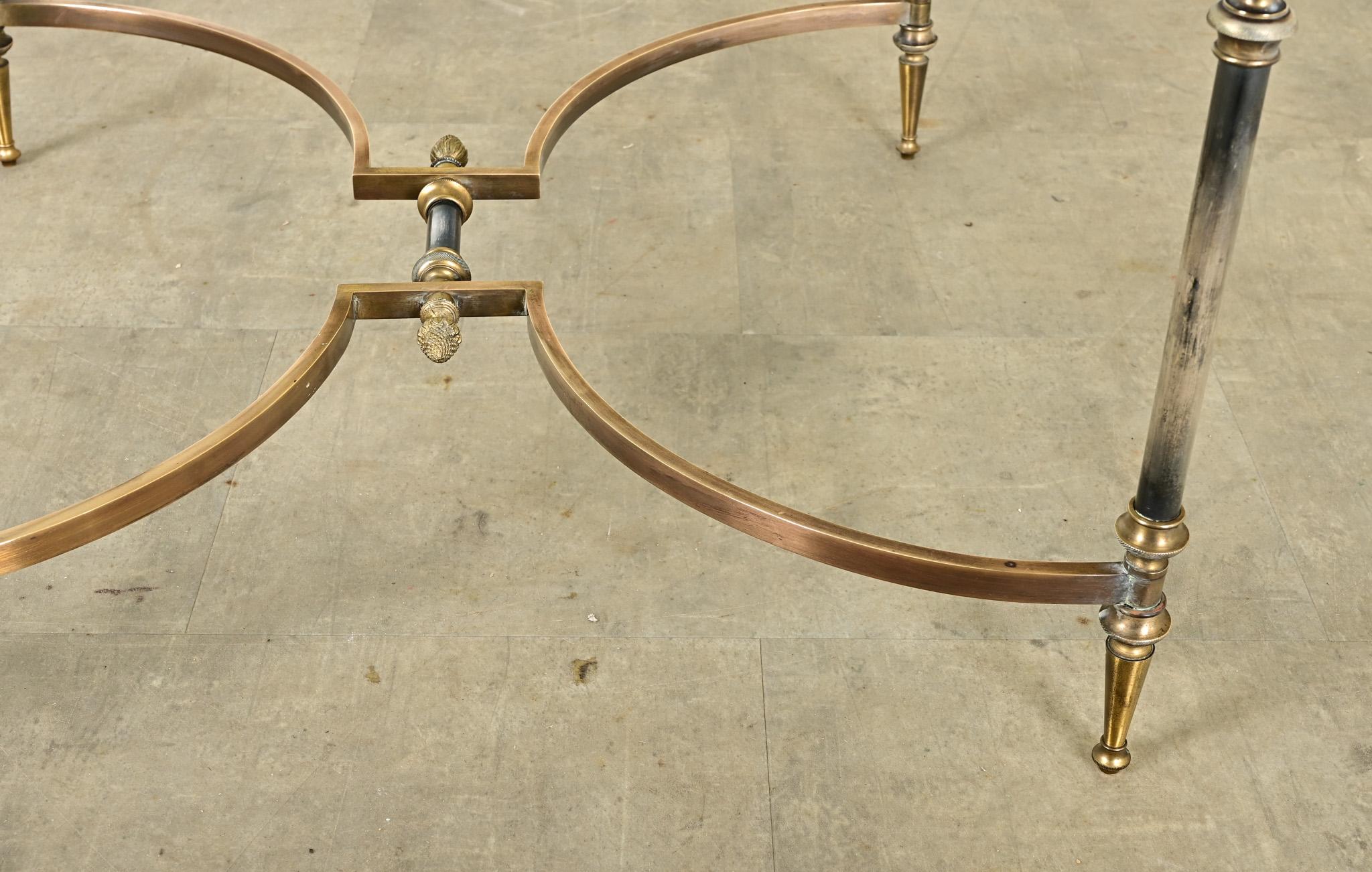 20ième siècle Table basse carrée moderne française en laiton et verre en vente