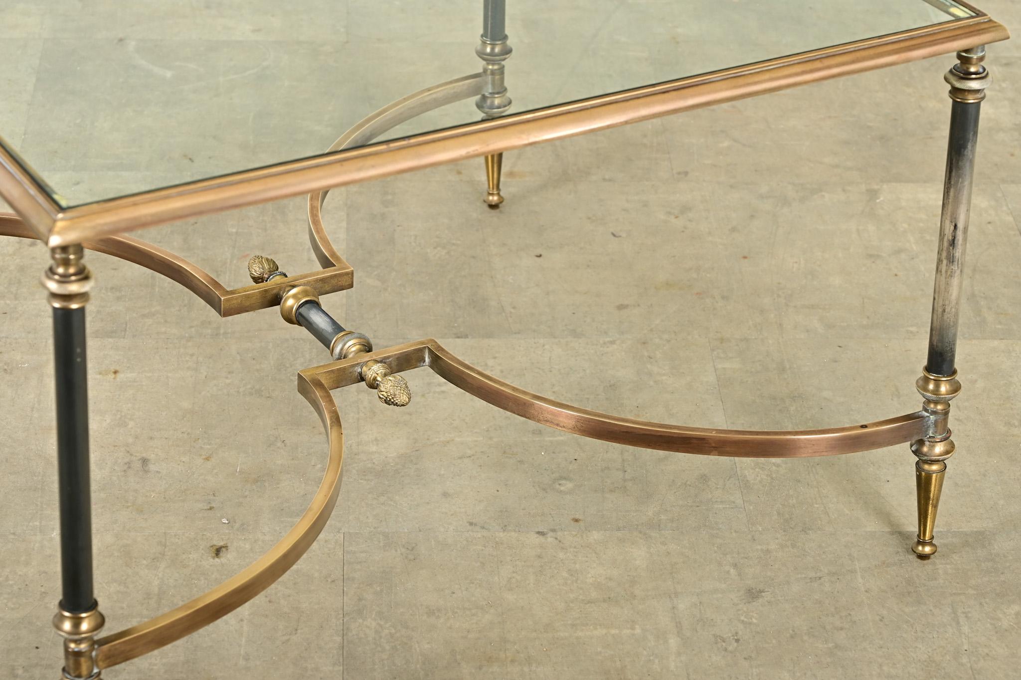 Table basse carrée moderne française en laiton et verre en vente 1
