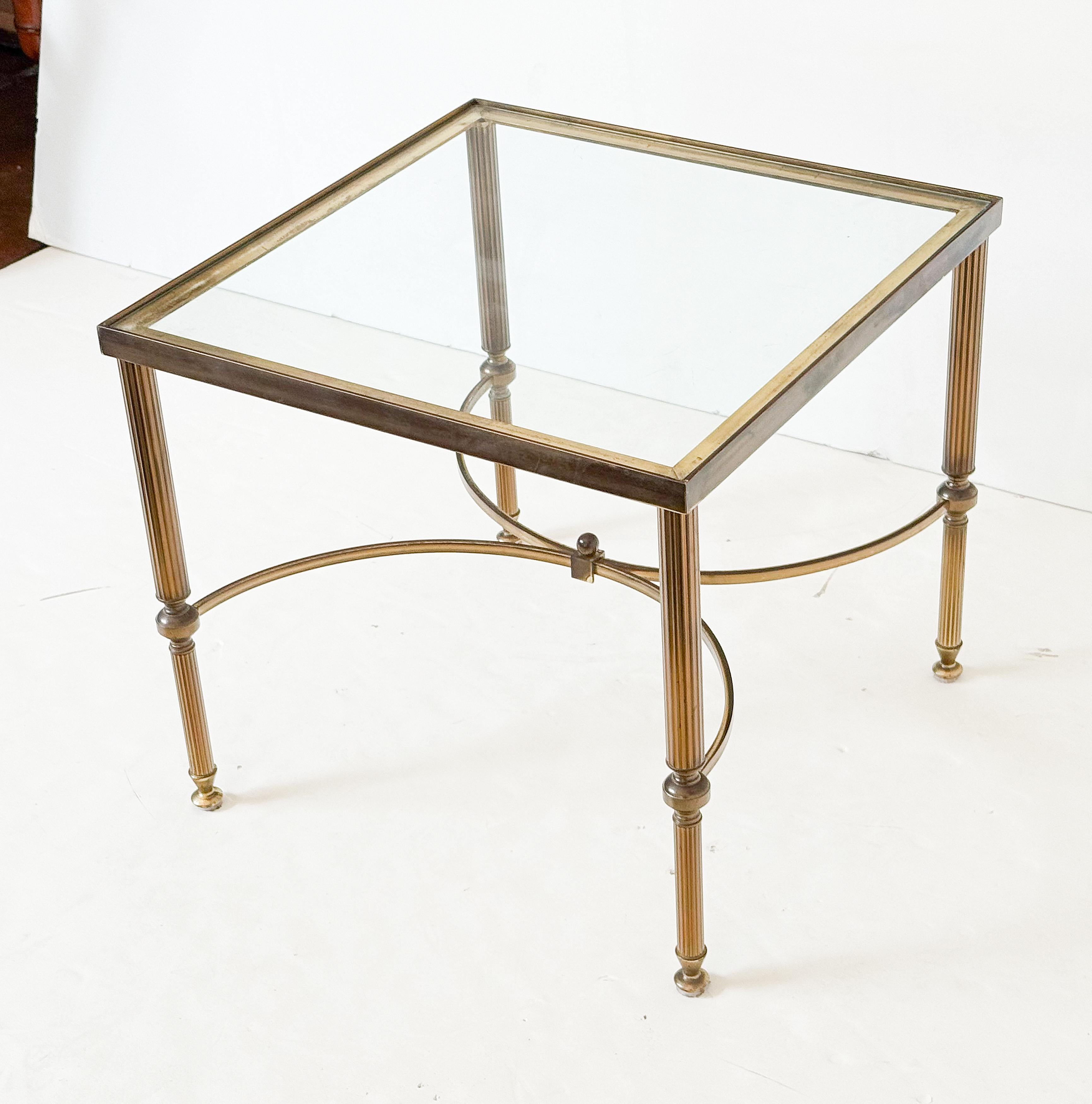 Moderne Table basse de cocktail ou de café carrée en laiton avec plateau en verre en vente