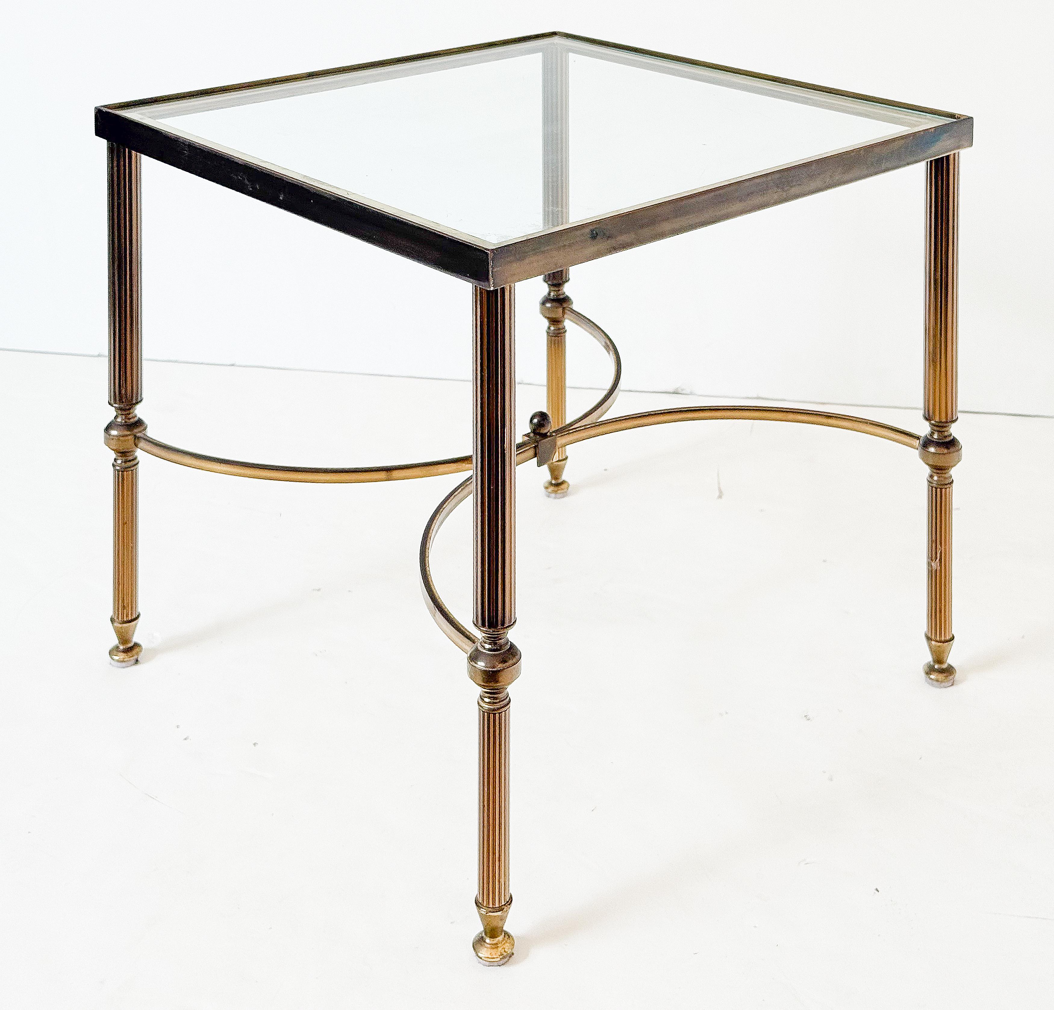 Table basse de cocktail ou de café carrée en laiton avec plateau en verre Bon état - En vente à Austin, TX