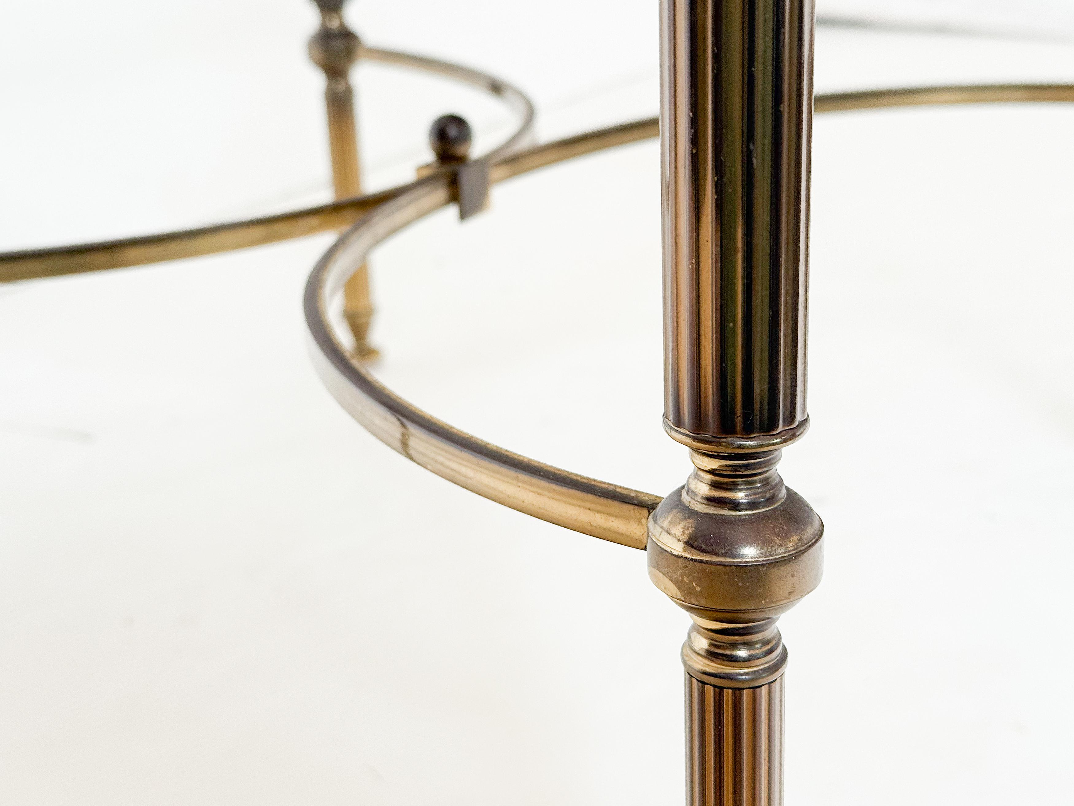 20ième siècle Table basse de cocktail ou de café carrée en laiton avec plateau en verre en vente