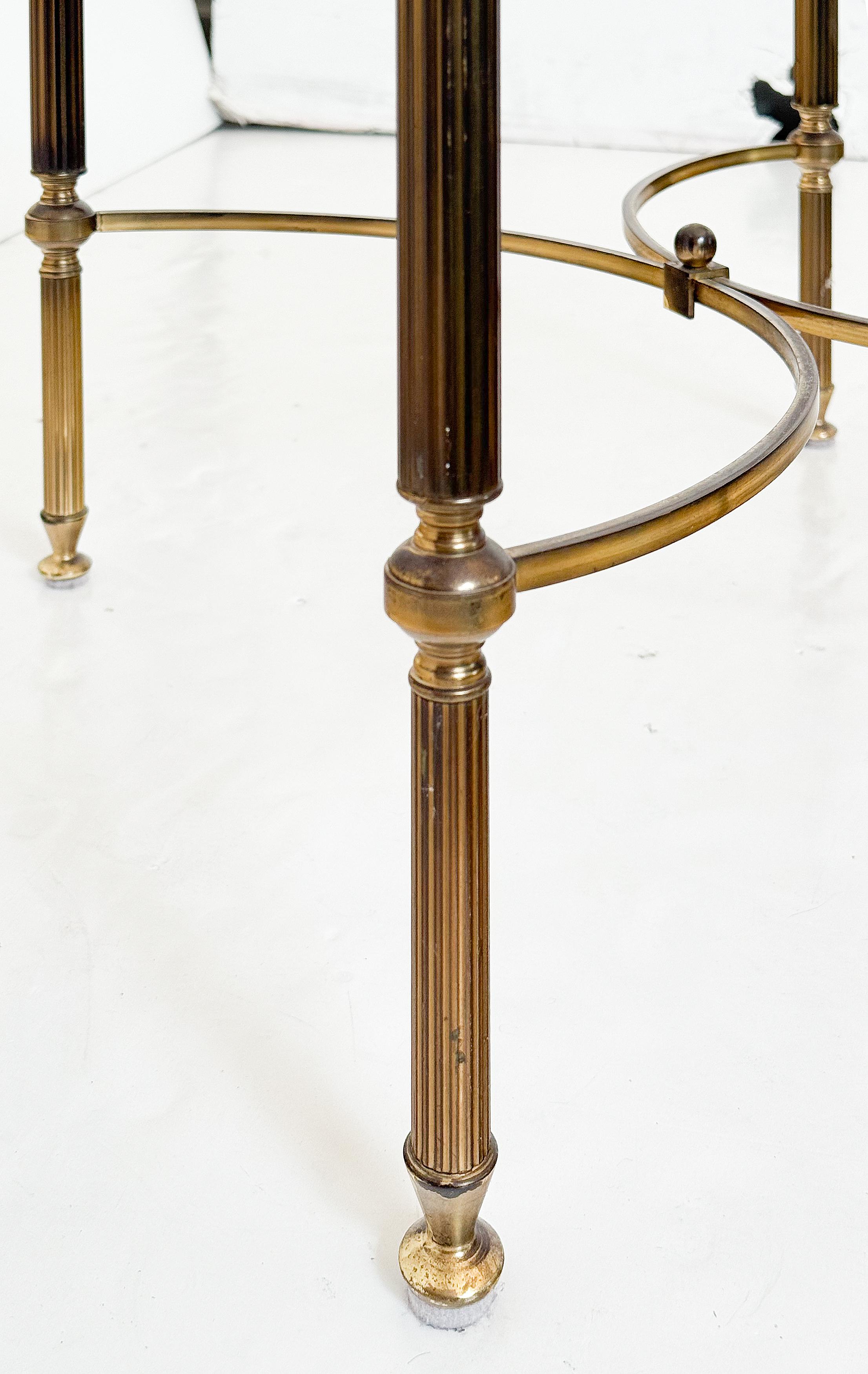 Table basse de cocktail ou de café carrée en laiton avec plateau en verre en vente 1